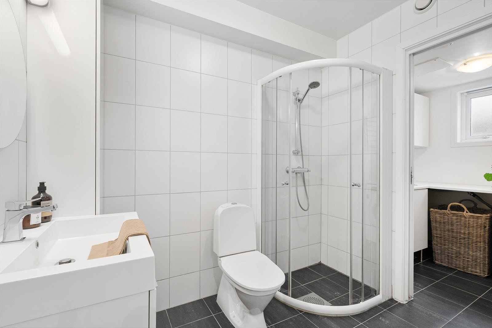 Helfliset bad med vannbåren varme i gulv som bidrar til ekstra komfort i hverdagen og mer energieffektiv oppvarming. Galleribilde