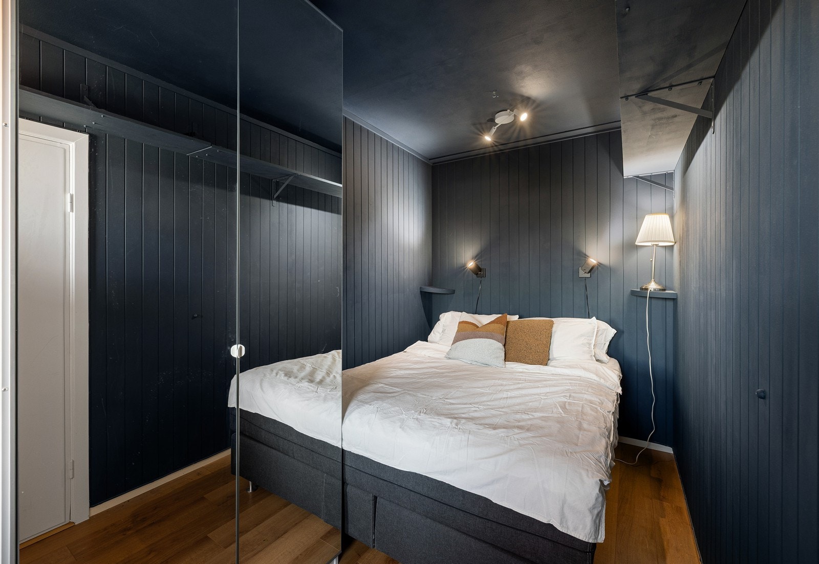 Soverommet rommer enkelt seng og oppbevaringsløsninger. Galleribilde