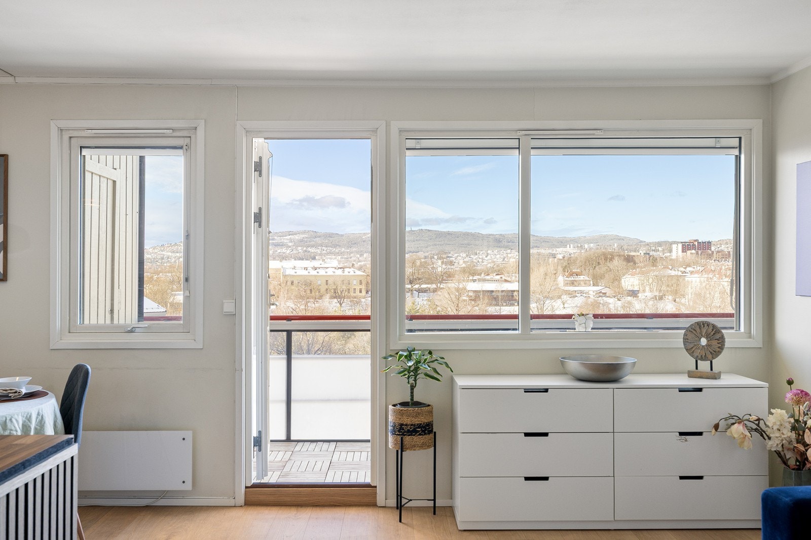 Stuen har rikelig med vindusflater som gir godt lysinnslipp og en lys helhetsopplevelse. Galleribilde