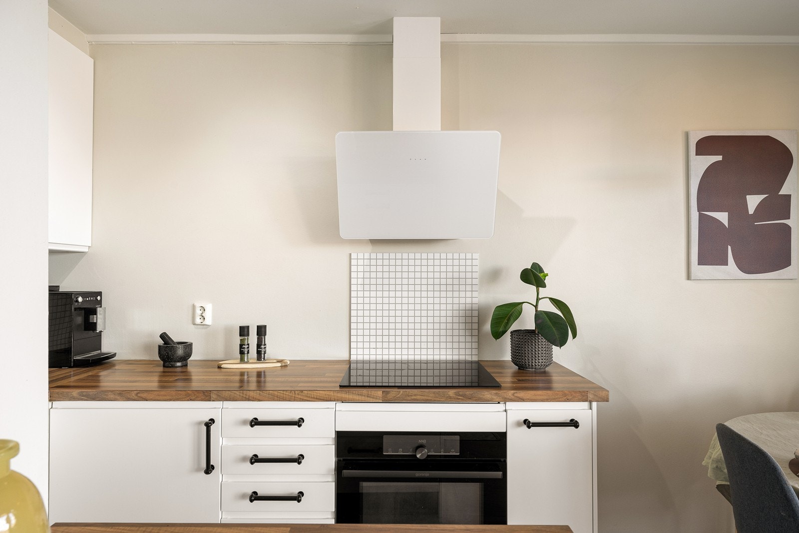 Stilrent, hvitt kjøkken som fremstår innbydende og pent. Galleribilde