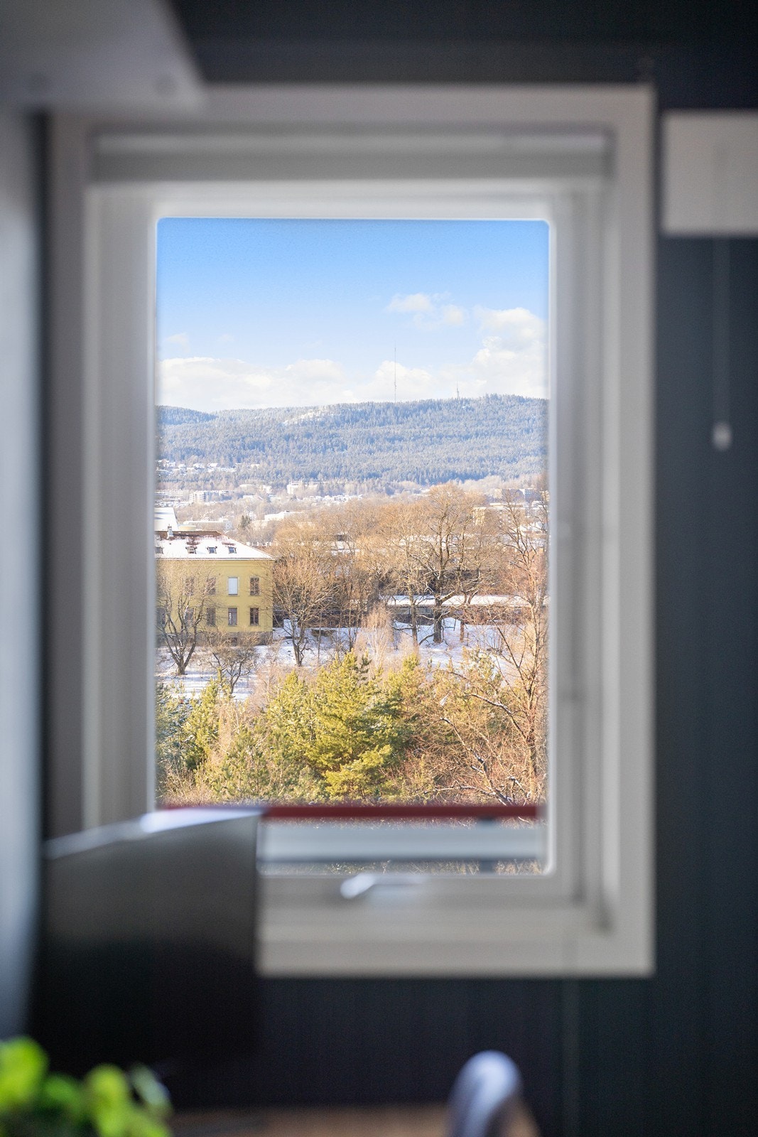 Fra soverommet kan man nyte et harmonisk utsyn mot grønne åskanter i horisonten. Galleribilde