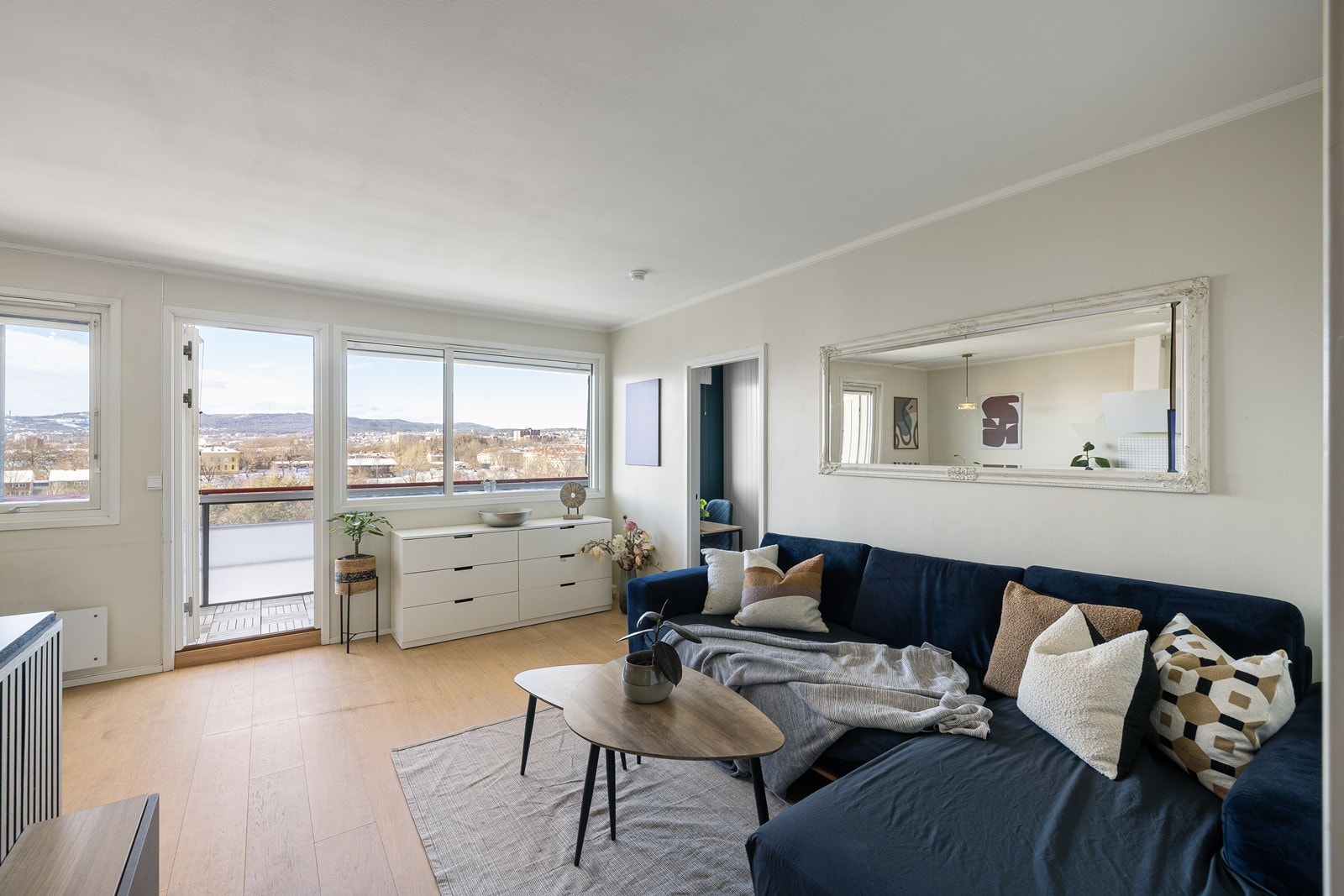 Stuen har en åpen og behagelig romfølelse, med gode løsninger for møblering. Galleribilde