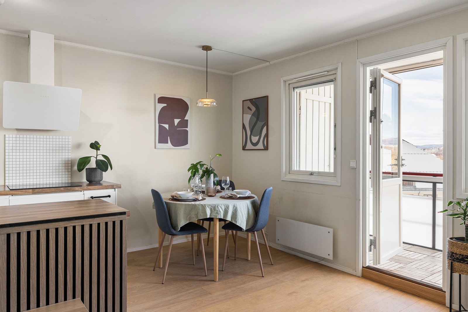 Det er plass til spisebord med tilhørende stoler på kjøkkensiden, perfekt for sosiale sammenkomster. Galleribilde