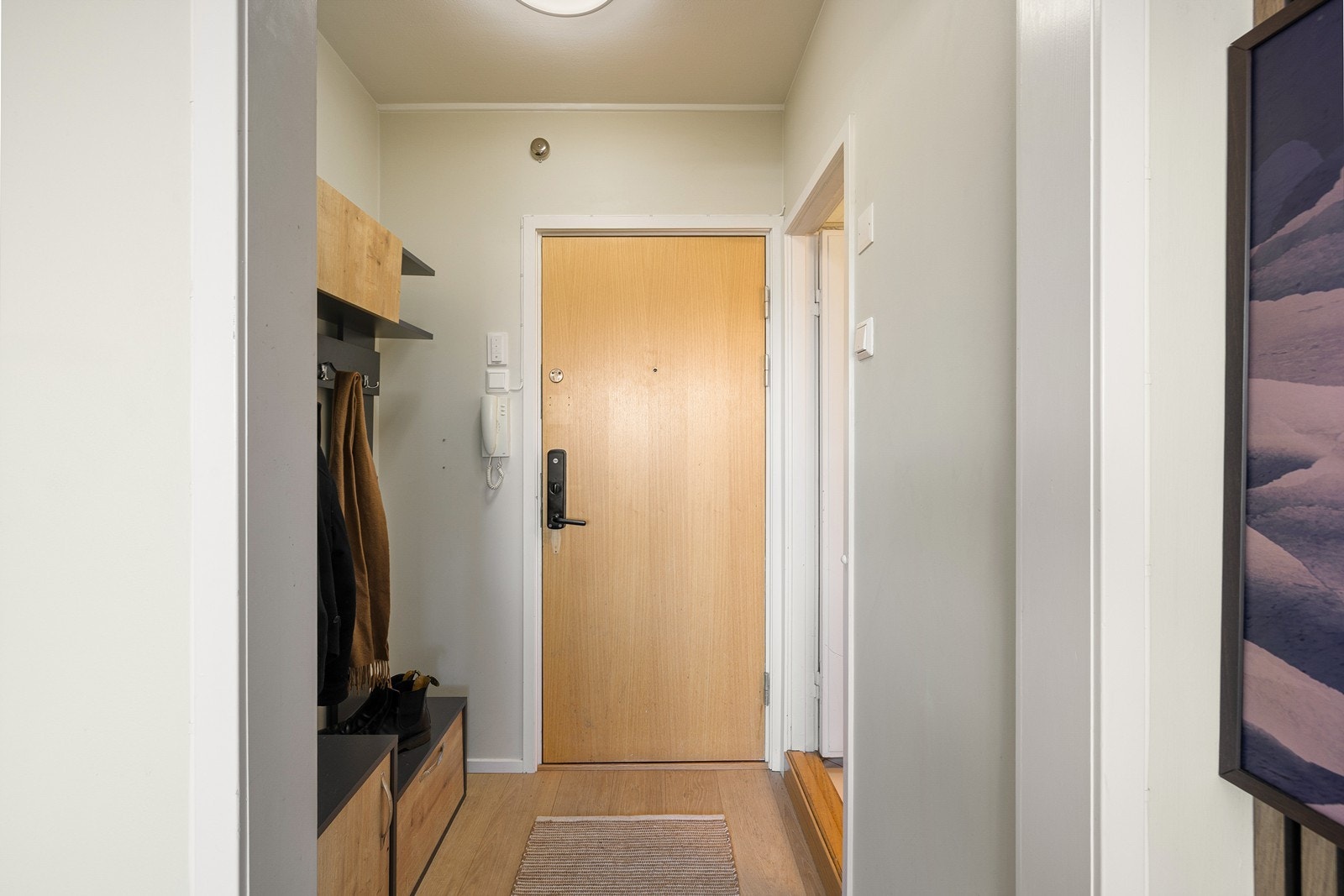 En innbydende og funksjonell entré med naturlig plass til garderobeløsning. Galleribilde