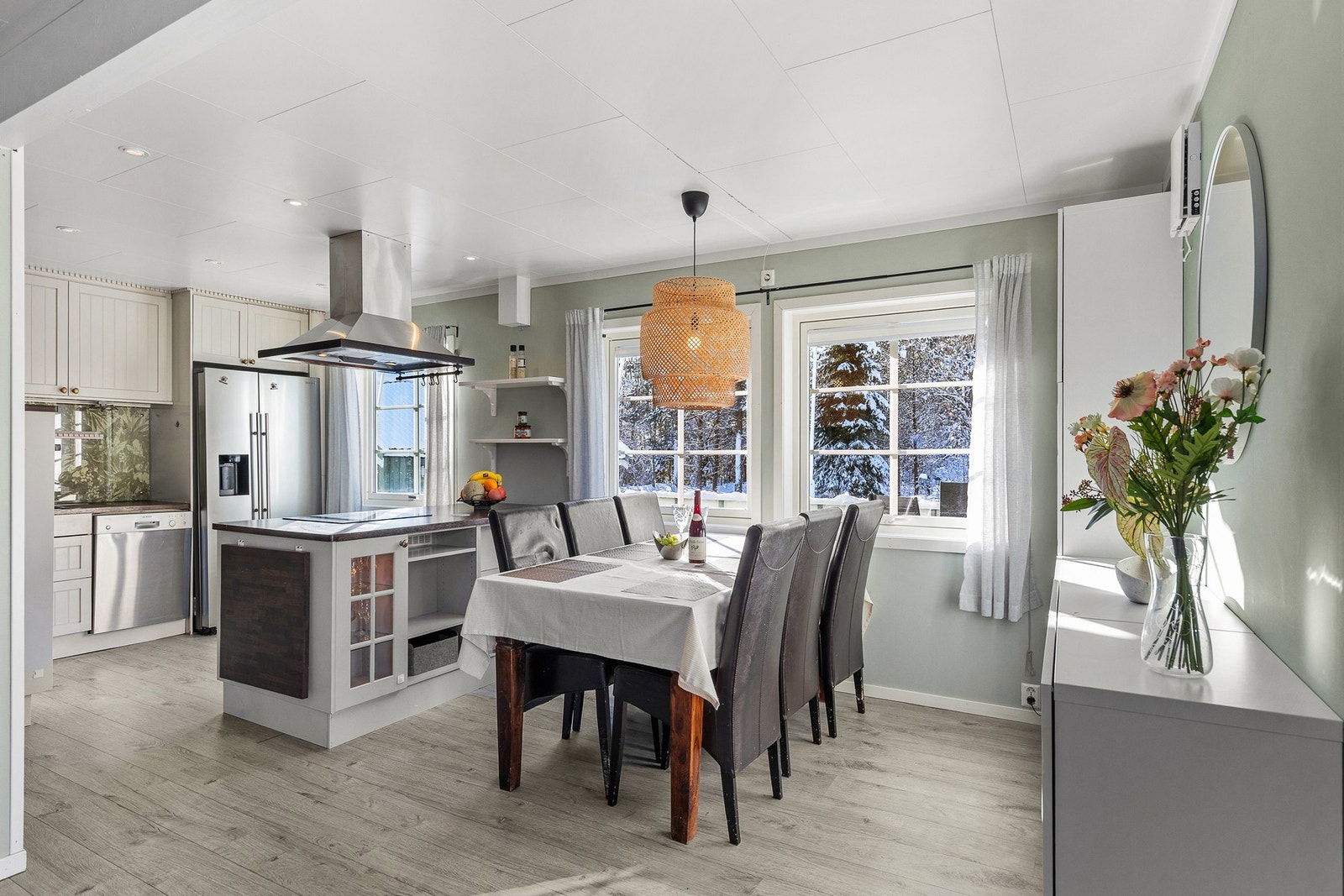 Mellom stue og kjøkken er det plass til et større spisebord. På kjøkkenet er det spotter i himiling. Galleribilde