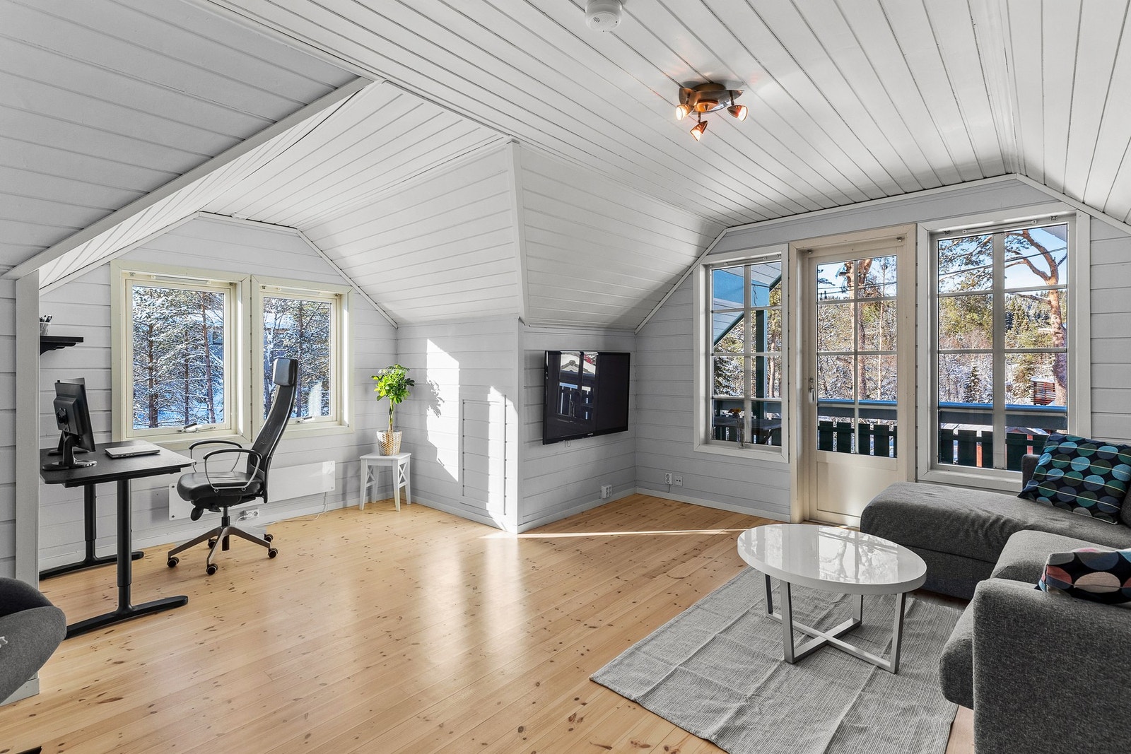 I 2.etasje er det en stor loftstue på 26,5 kvm med flere bruksalternativer. Galleribilde