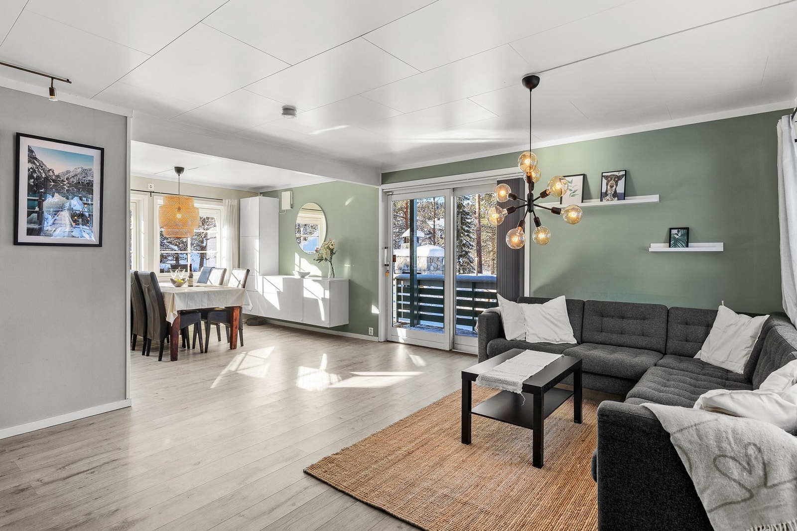 Boligen har en åpen og fin stue/kjøkkenløsning på tilsammen 44,1 kvm. Galleribilde