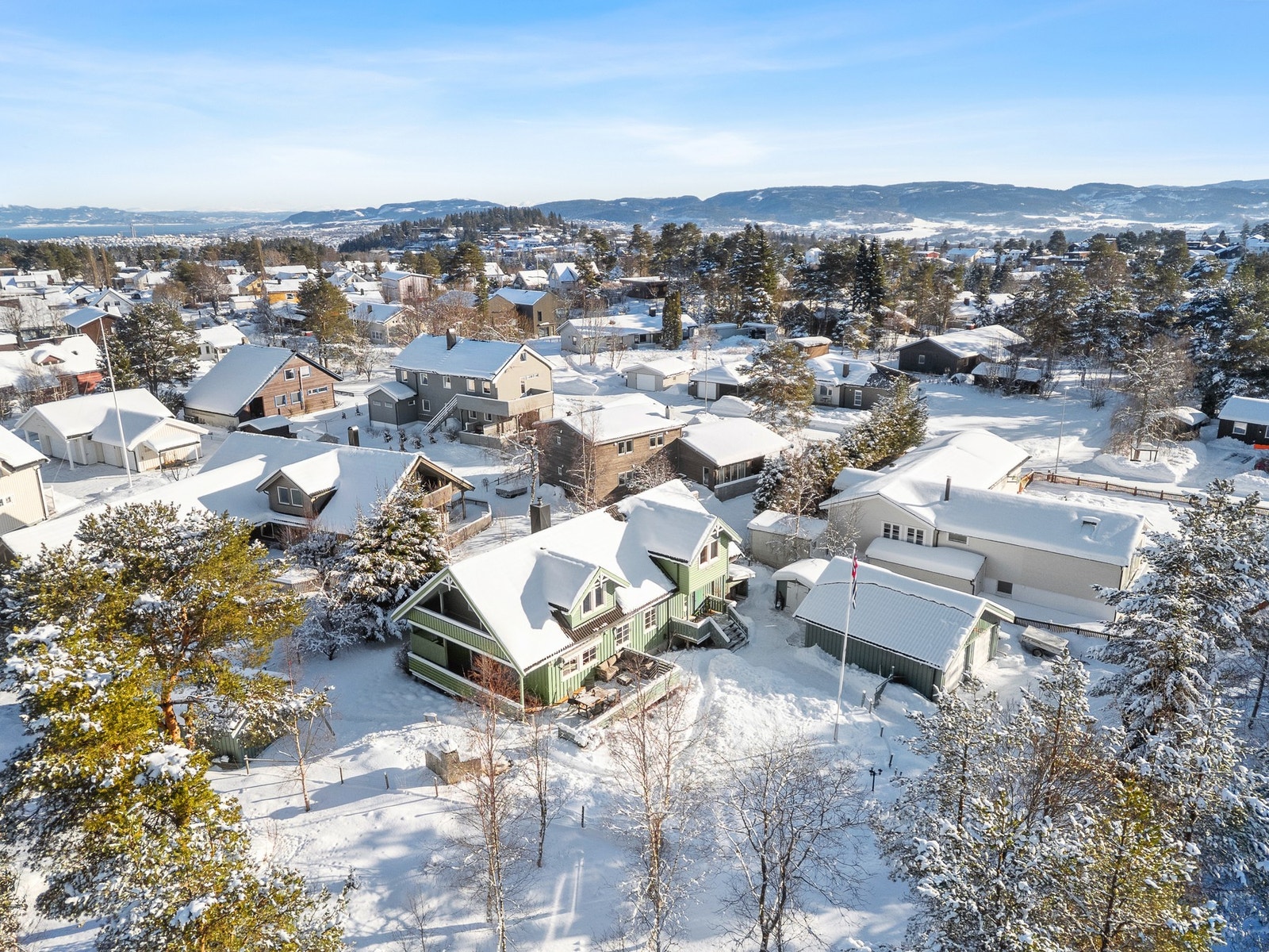 Boligen ligger i et veletablert boligfelt i rolige og barnevennlige omgivelser. Galleribilde