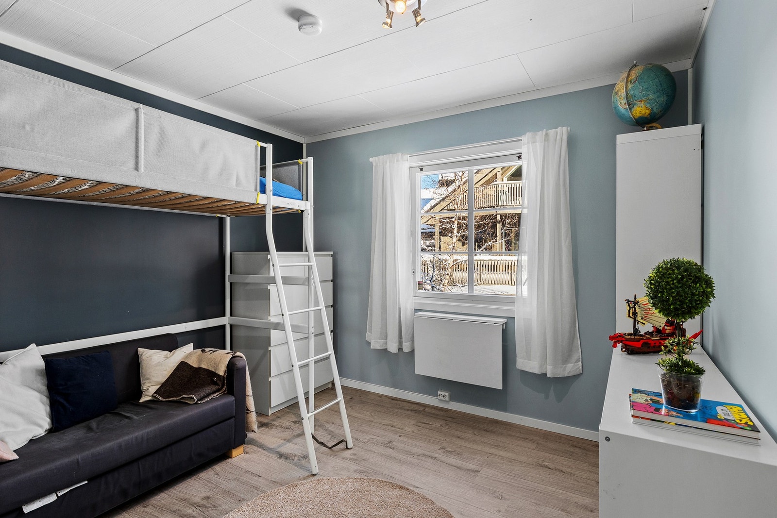 Stort og fint soverom i første etasje. Rommet er på 10,1 kvm og ble pusset opp i 2020. Varmekabler i gulvet. Galleribilde