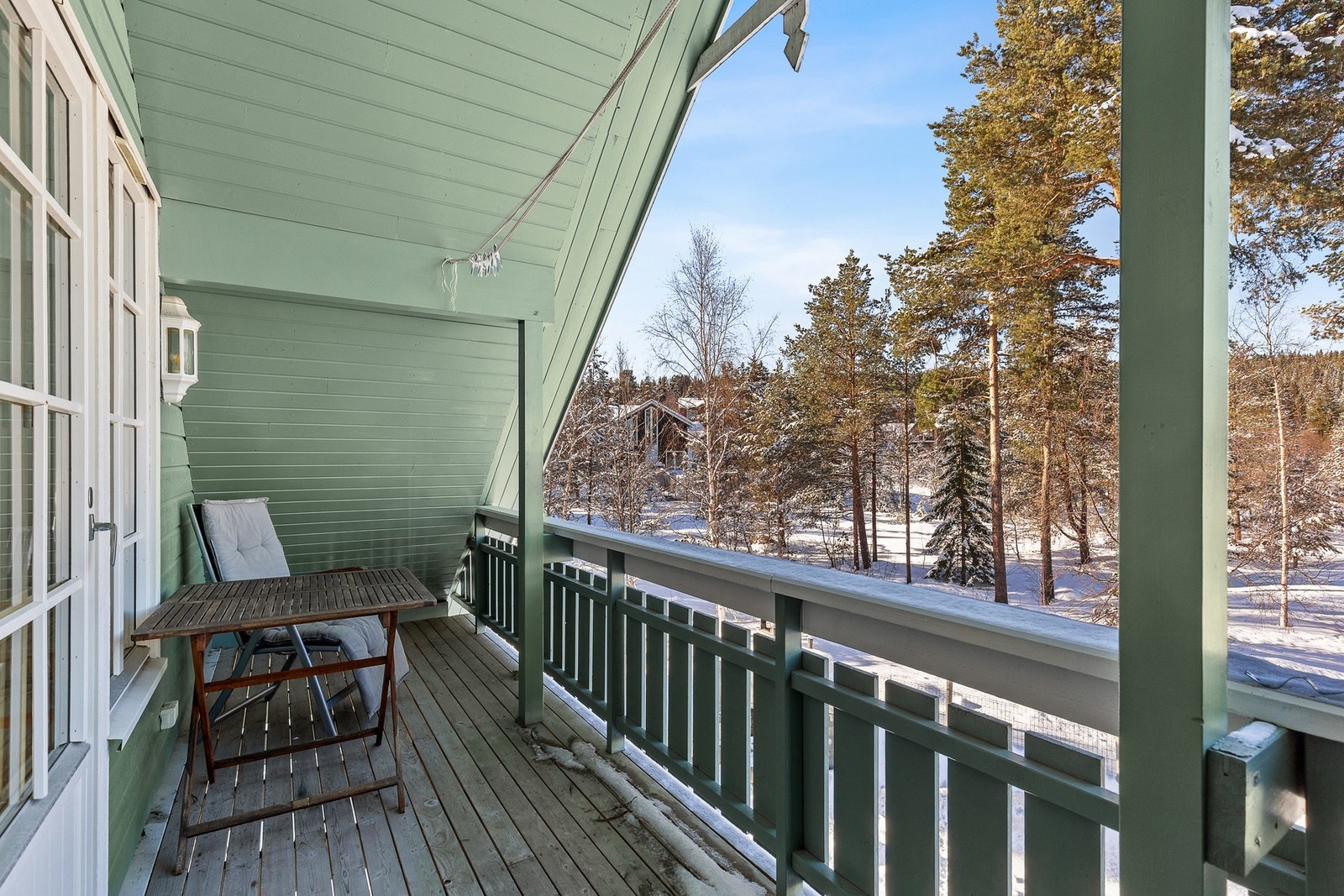 Fra loftstuen er det utgang til en hyggelig balkong hvor man kan nyte kveldssolen. Galleribilde