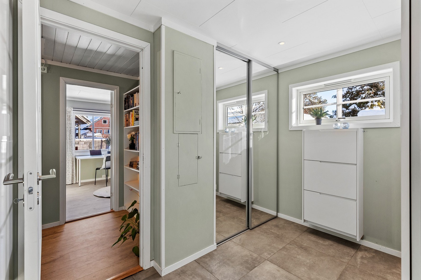 Fin flislagt entrè på 9,7 kvm som ble pusset opp i 2021. Rikelig med praktiske garderobeløsninger. Varmekabler og spotter i himling. Galleribilde