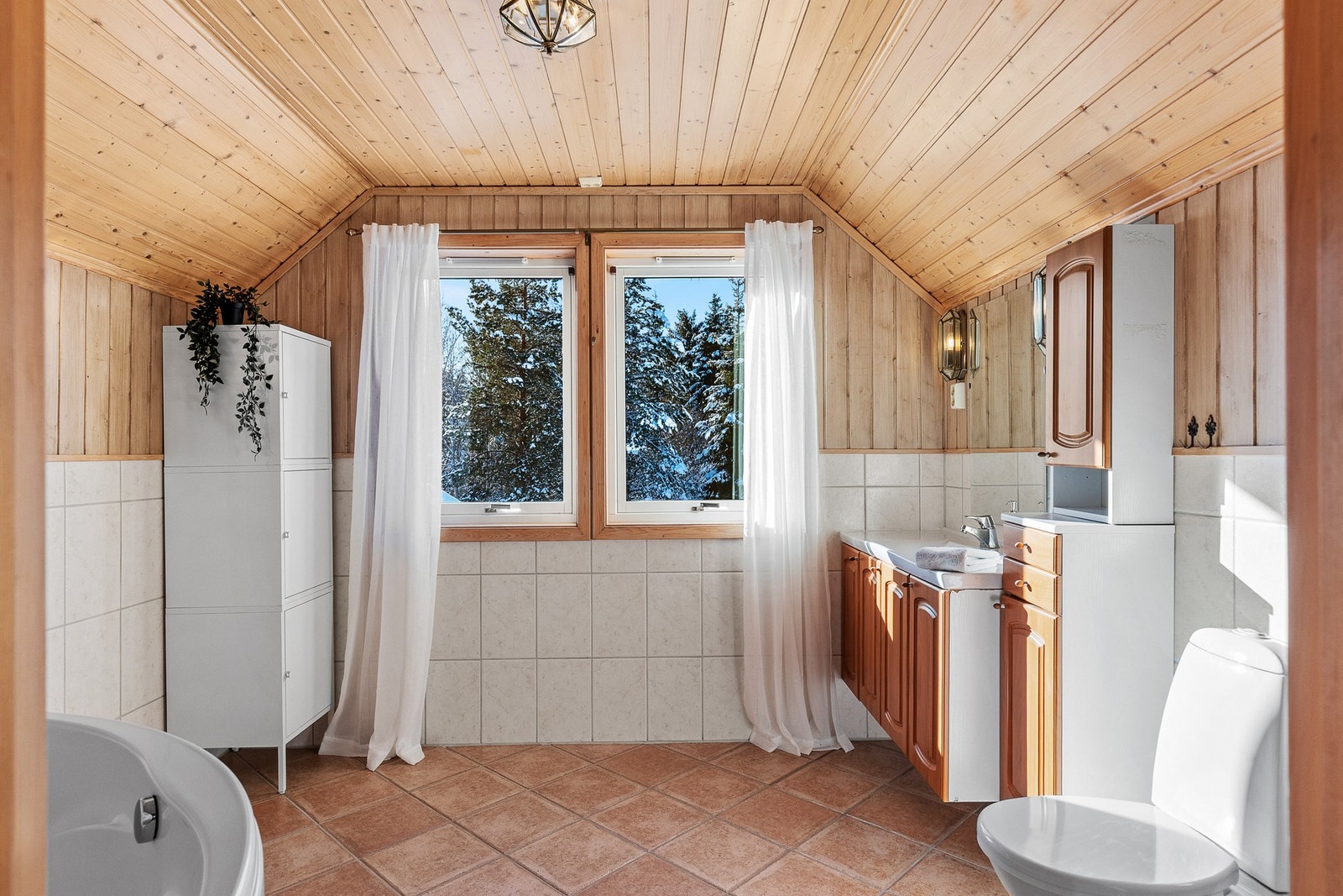 Stort flislagt bad på 9,5 kvm i 2.etasje. Galleribilde