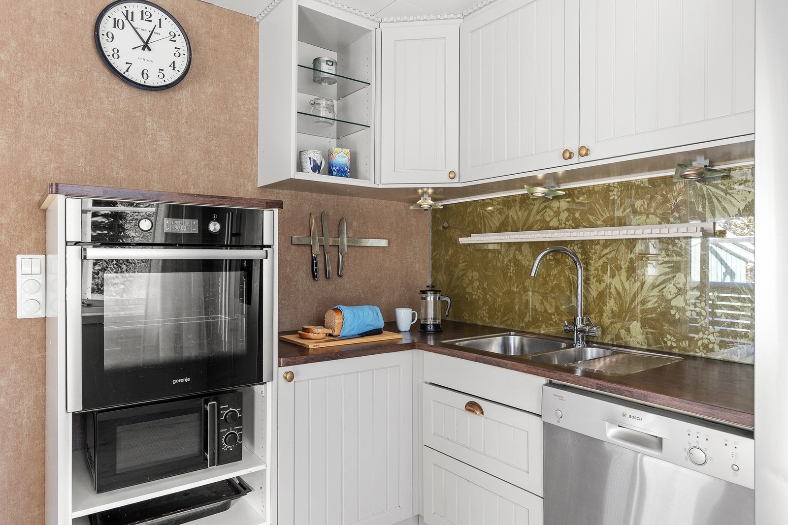 Kjøkkenet er fra 2010 og har rikelig med skap og benkeplass. Alle hvitevarer medfølger handelen. Galleribilde