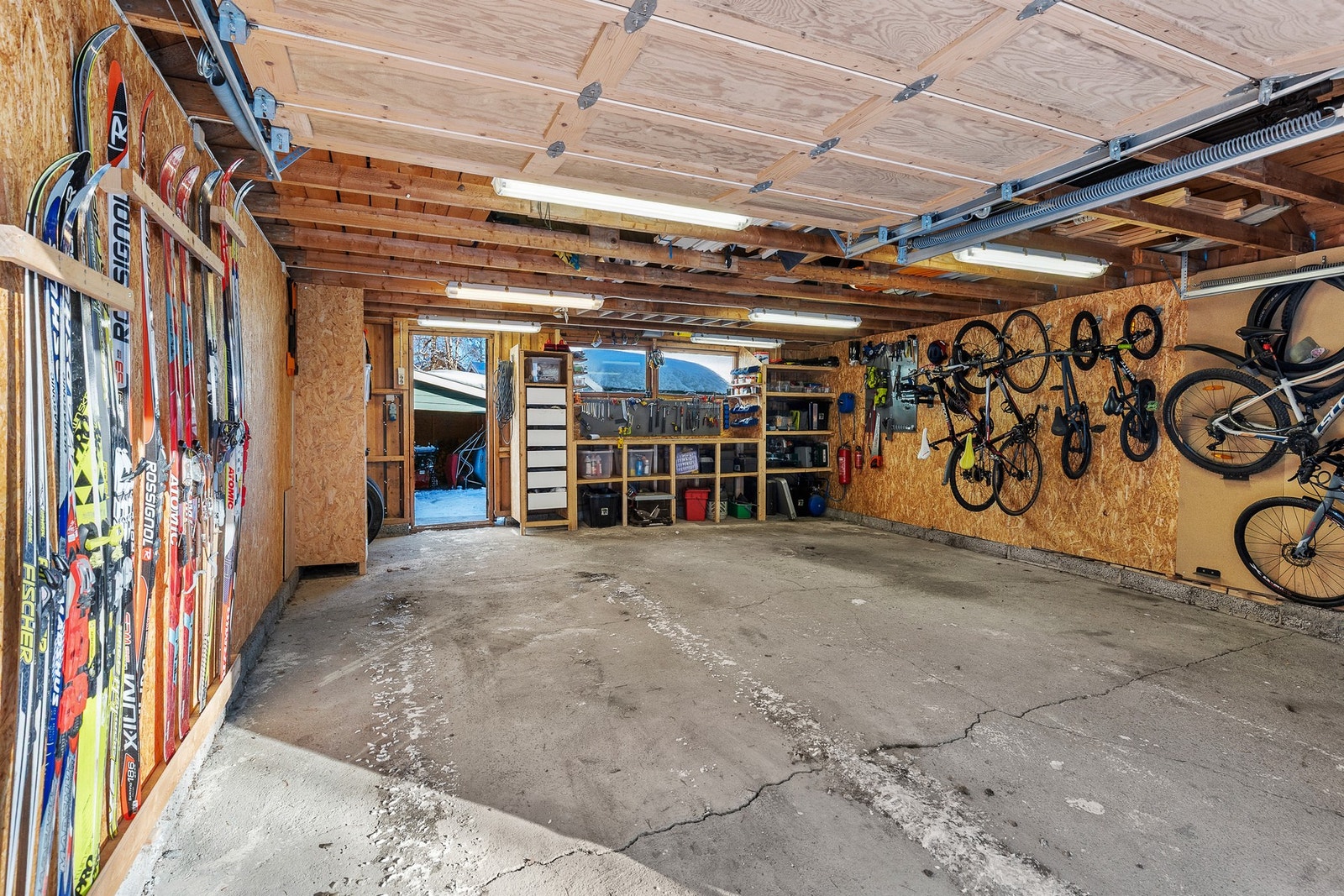 Boligen har en stor dobbelgarasje med mye oppbevaringsplass. Galleribilde