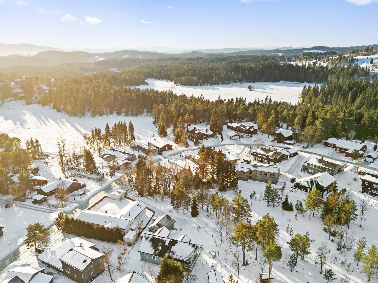 Fra huset er det ski in - ski out og umiddelbar nærhet til Bymarka, Lianvannet og milevis av turstier. Galleribilde
