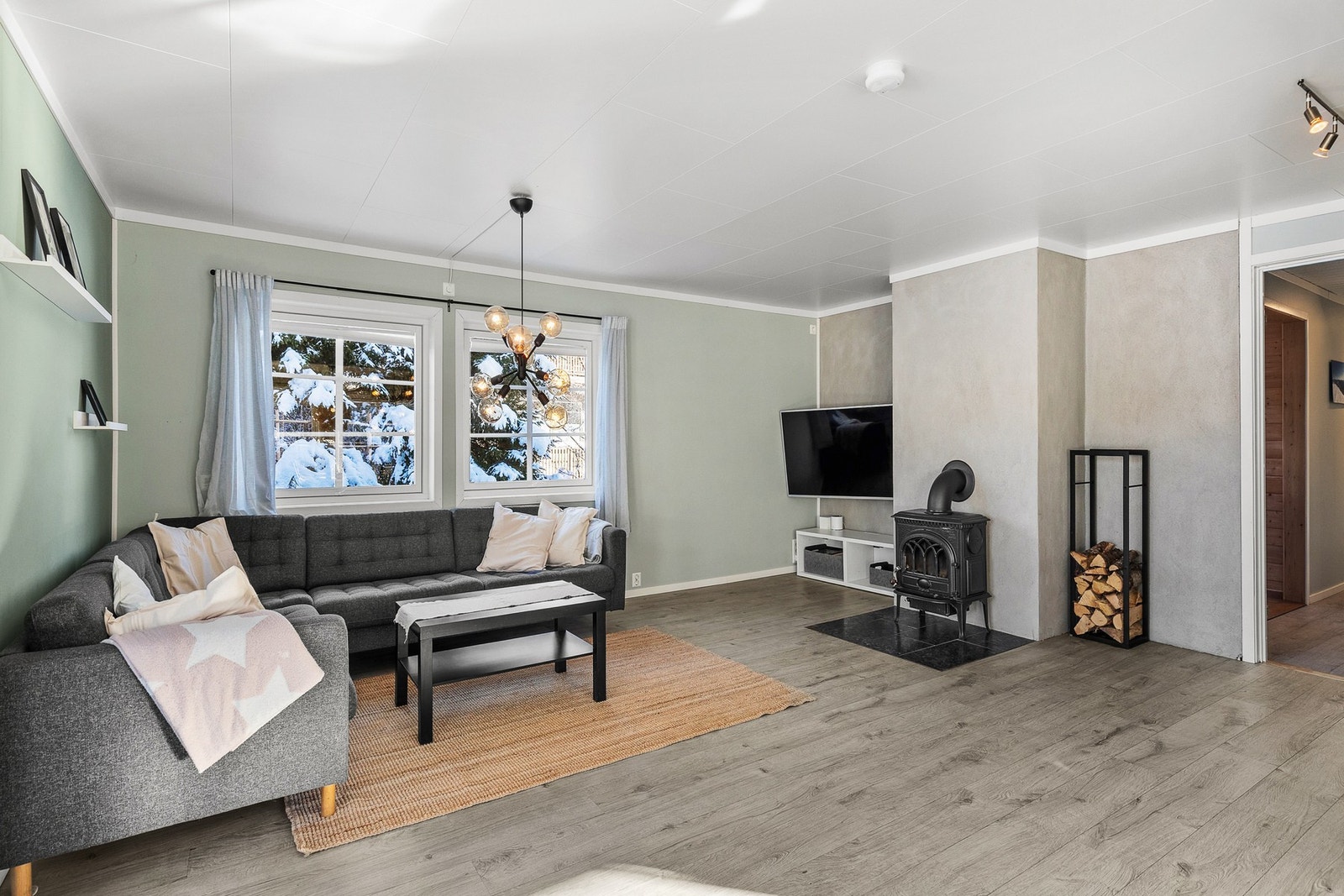 Stuen ble pusset opp i 2020 og er malt i fine og moderne farger. Det meste av det elektriske ble også skiftet ut. Galleribilde