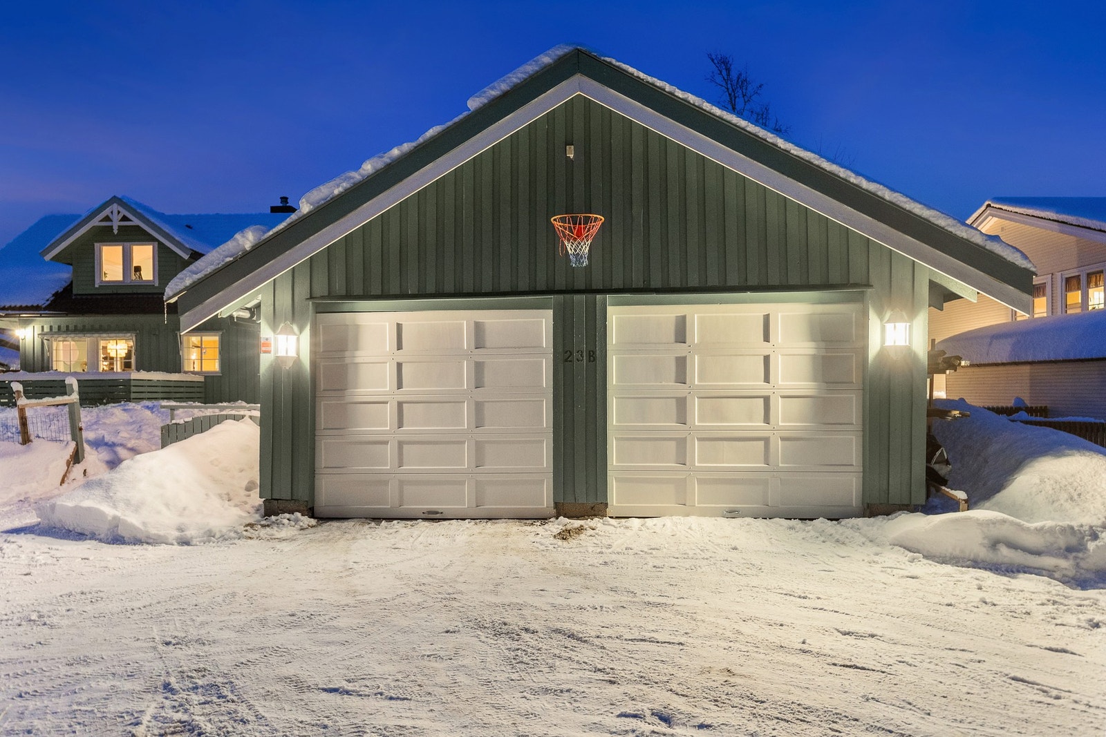 Boligen har en stor dobbelgarasje med mye oppbevaringsplass. Galleribilde