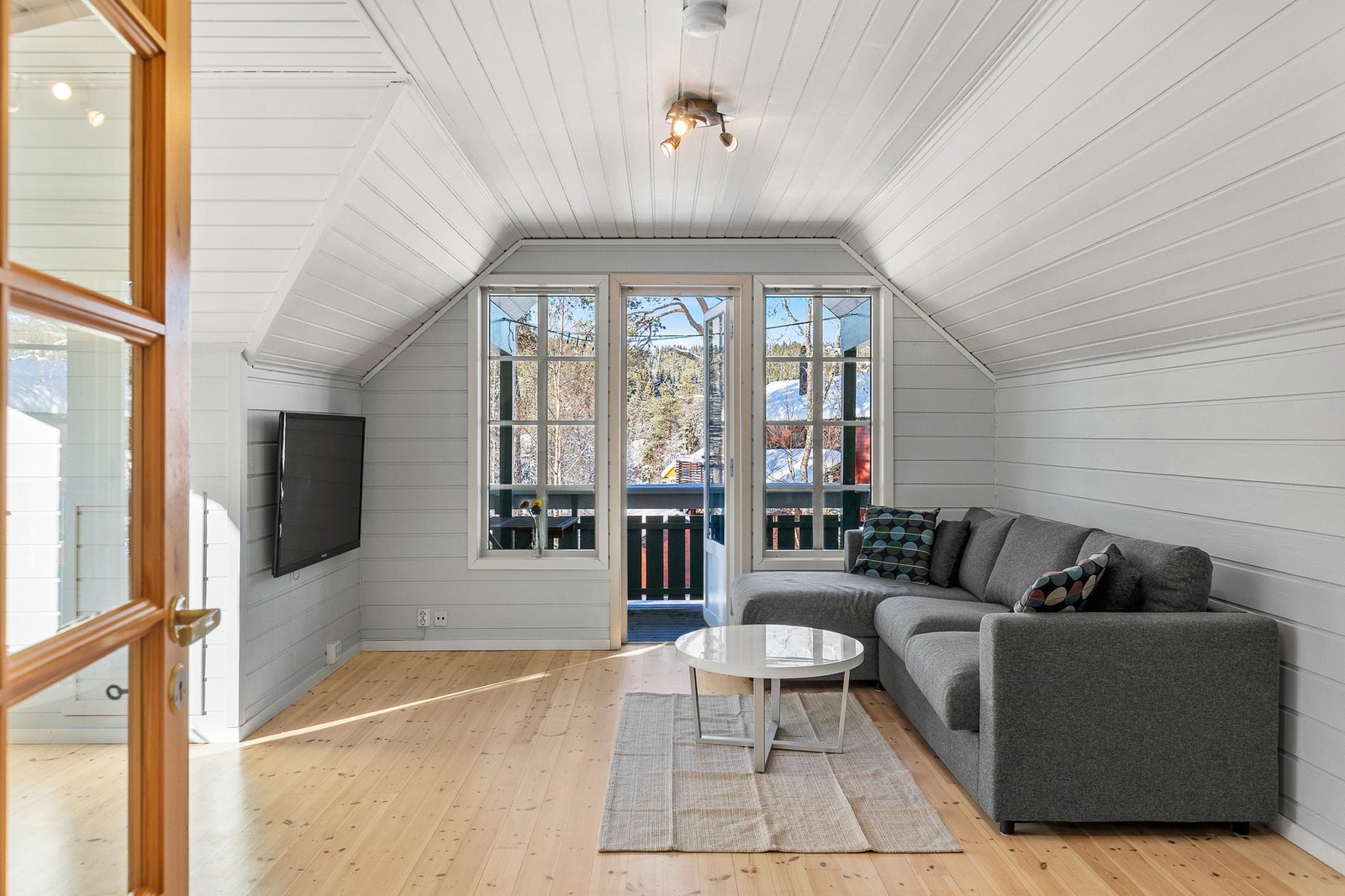 Fra loftstuen er det utgang til en hyggelig balkong hvor man kan nyte kveldssolen. Galleribilde