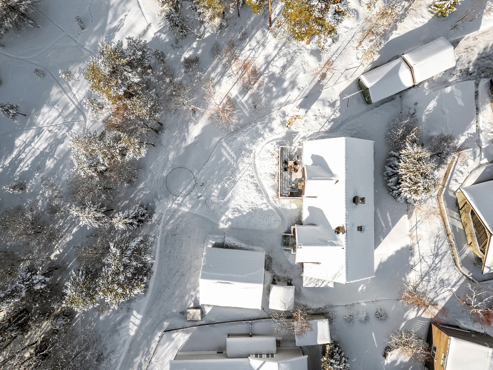 Boligen har en stor tomt på 882 kvm og grenser mot fine grøntarealer. Galleribilde