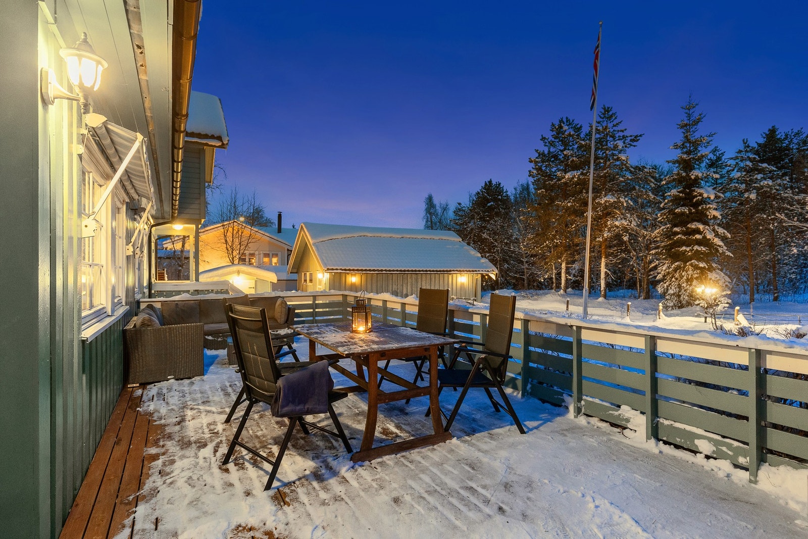 Terrassen ligger vendt mot grønne fine arealer. Ingen innsyn. Galleribilde