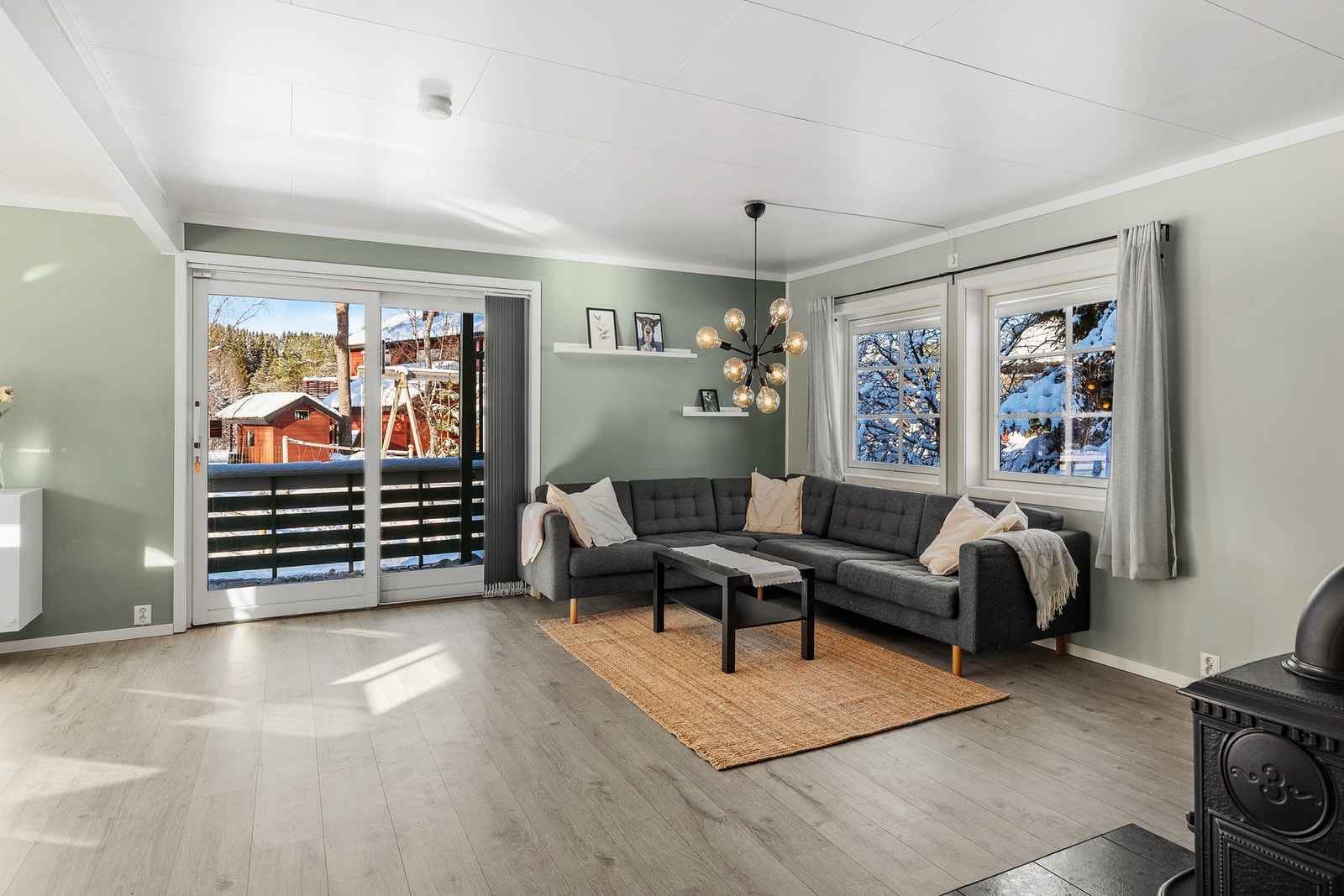 Store vindusflater gir rikelig med lysinnslipp. På stuen er det varmekabler i gulv. Galleribilde