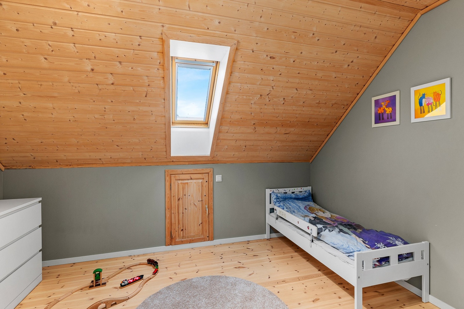 I 2.etg er det et kontor på 9,6 kvm som i dag benyttes som soverom. Galleribilde