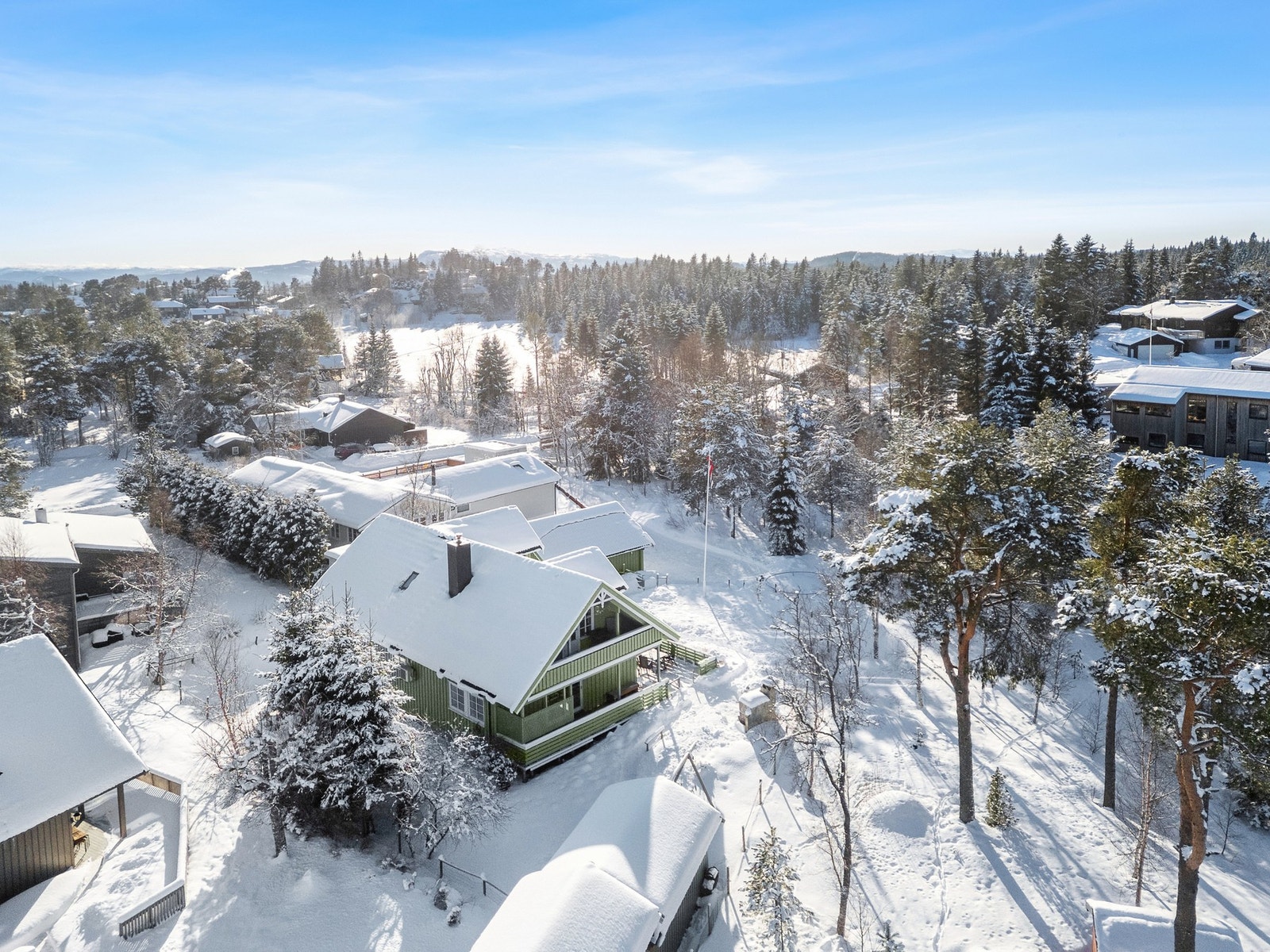 Fra huset er det ski in - ski out og umiddelbar nærhet til Bymarka, Lianvannet og milevis av turstier. Galleribilde