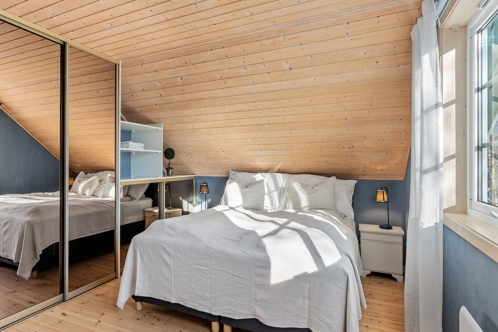 Rommet har rikelig med garderobeplass, samt lagring i kneloft. Galleribilde