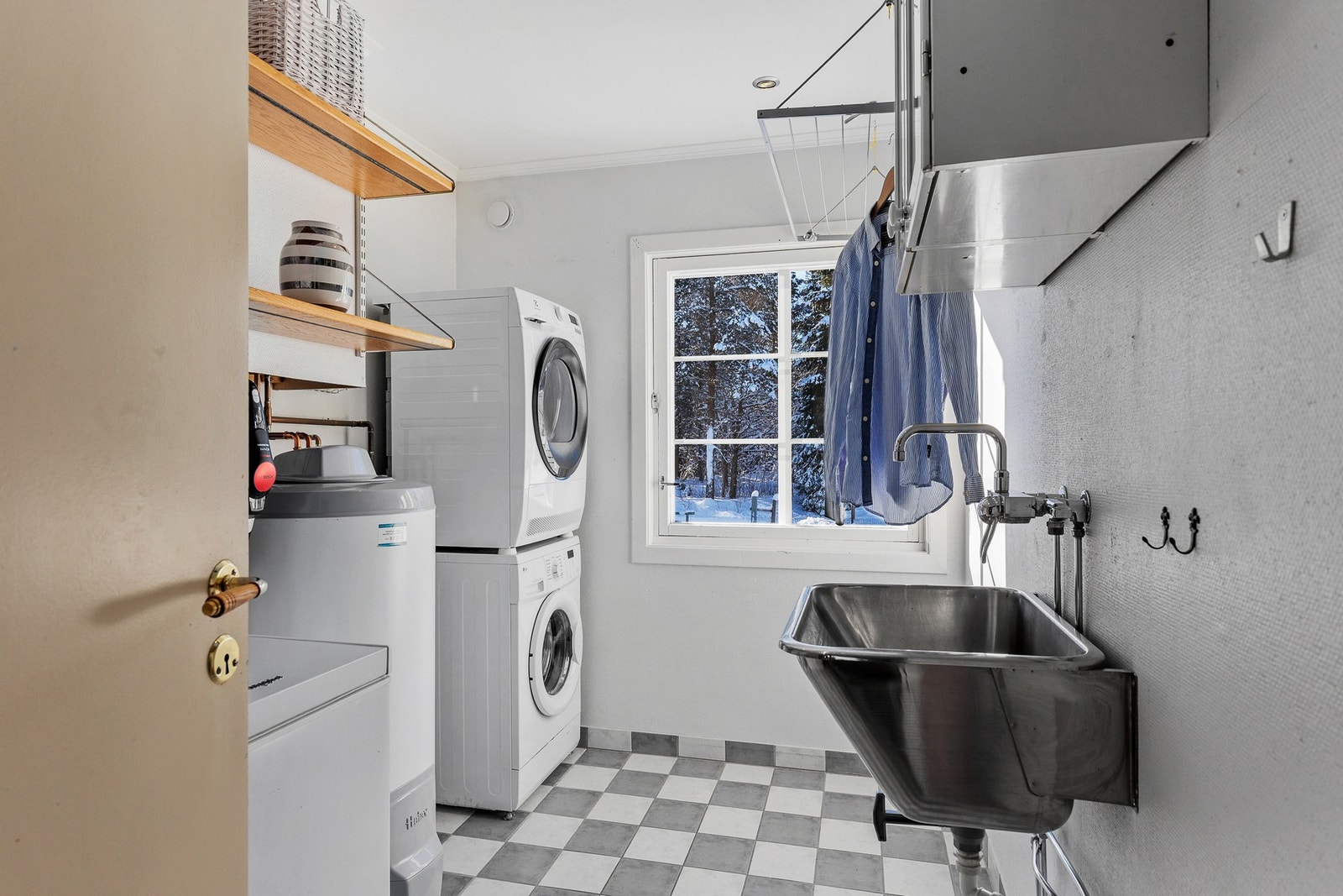 Praktisk vaskerom i boligens første etasje. 6 kvm. Ny varmtvannsbereder fra 2025. Varmekabler i gulvet. Galleribilde