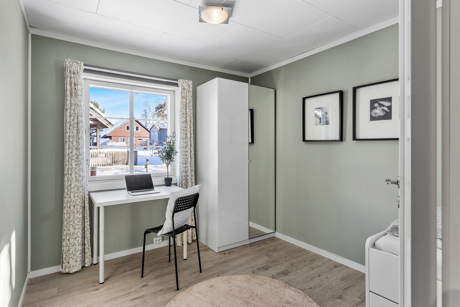 Stort og fint soverom i første etasje. Rommet er på 11 kvm og ble pusset opp i 2020. Varmekabler i gulvet. Galleribilde