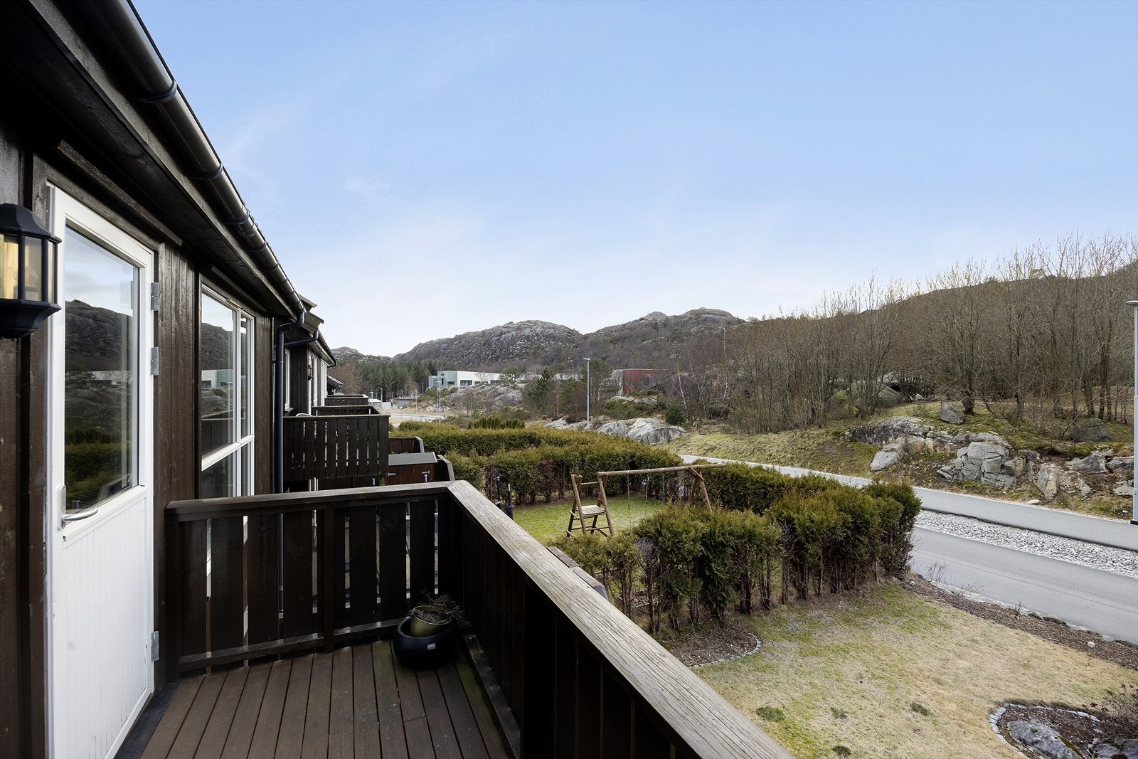 Balkong der kveldssola kan nytes, utgang fra stue. Galleribilde