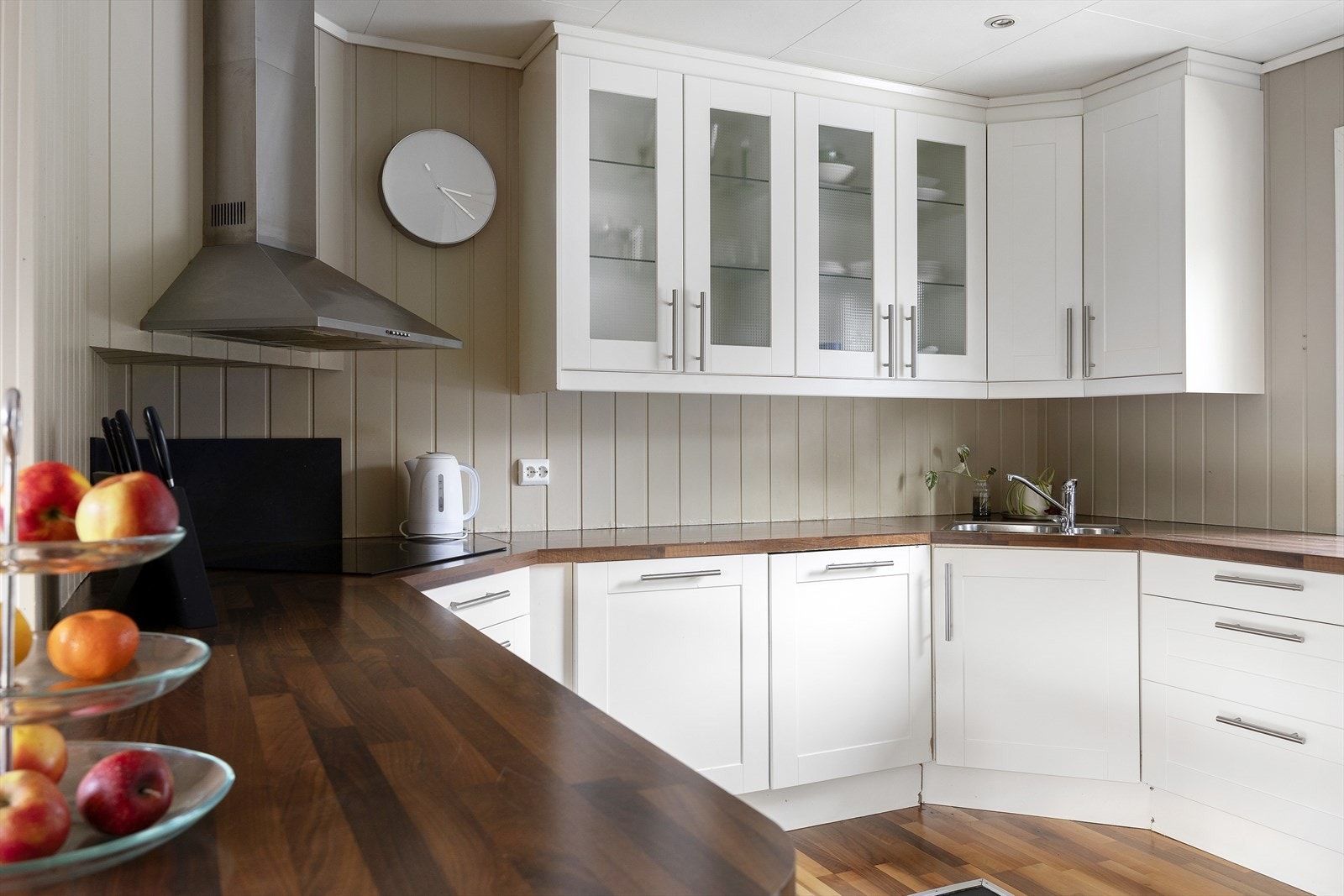 Klassisk lys kjøkkeninnredning med integrerte hvitevarer. Galleribilde