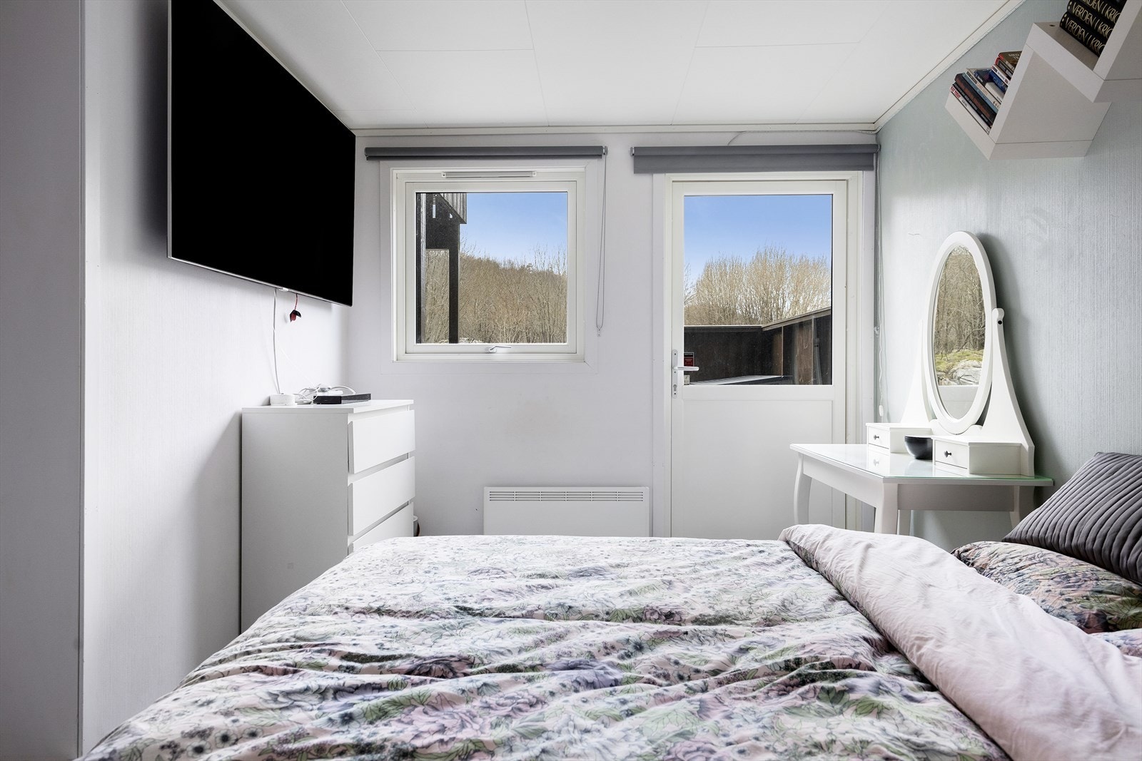 Utgang til terrasse og uteområde fra soverom Galleribilde