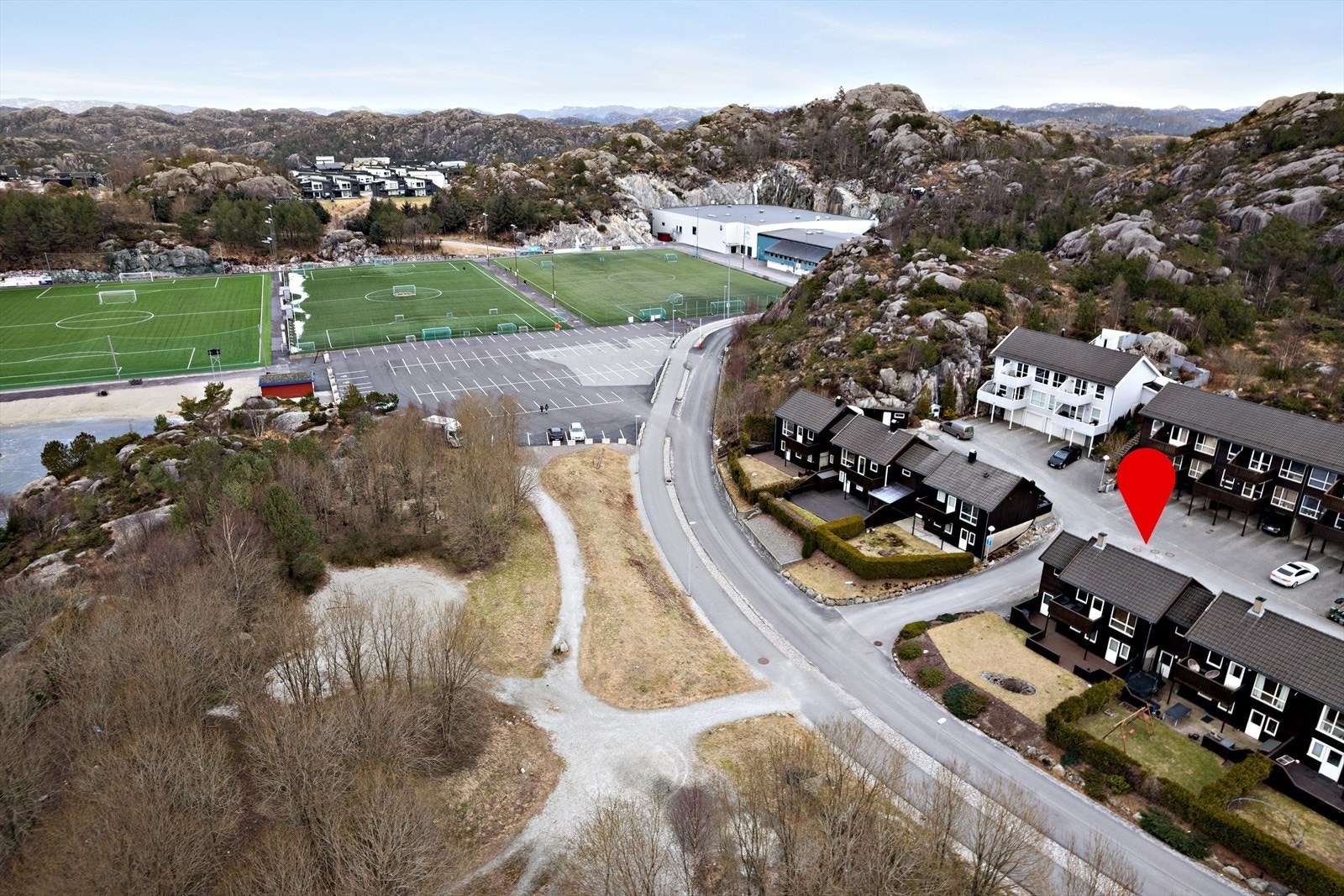 Hålå med flere fotballbaner, Eigerhuset og Norrøn-hallen ligger like ved boligen. Galleribilde