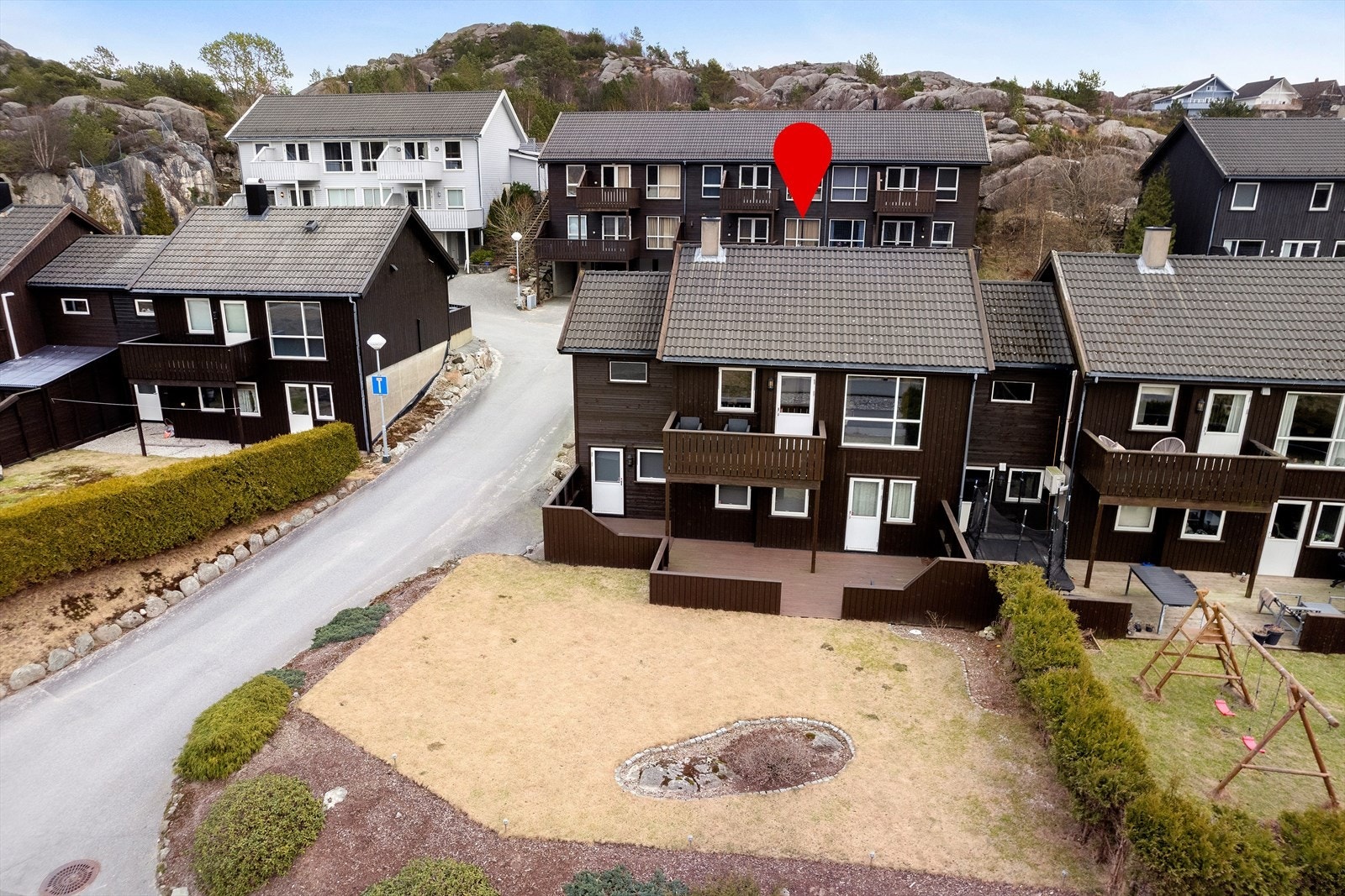 Lettstelt fin bolig med barneskole, barnehager og idrettsanlegg like ved. Foto: Diakrit v/Arne Ove Østebrød. Galleribilde