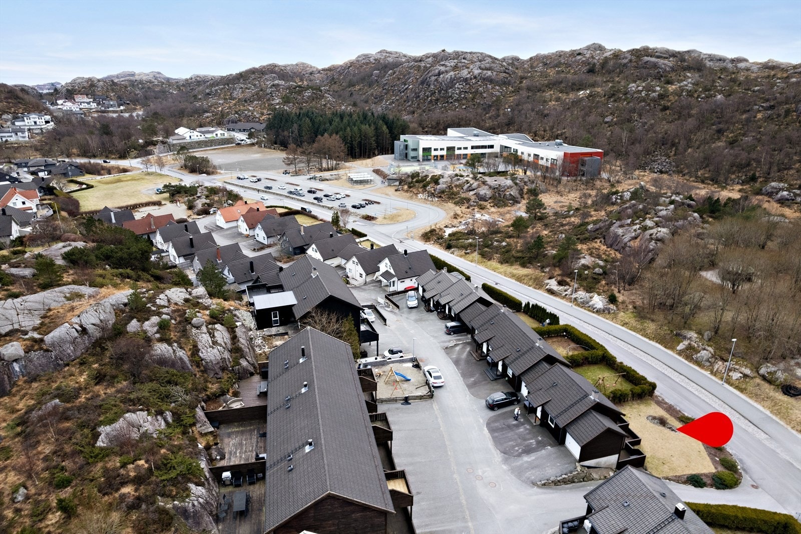 Eiendommen har en fin beliggenhet i etablert og barnevennlig boligområde. Eigerøy barneskole ligger like ved. Det er gåavstand til Robåten FUS barnehage, Eigerøy barnehage BA og Jernhagen barnehage. Galleribilde