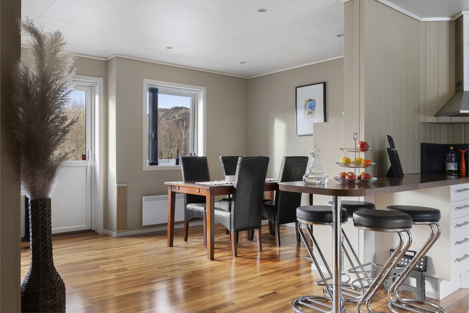 Spiseplass like ved kjøkkenet. Galleribilde