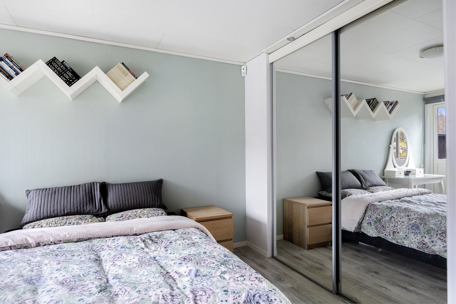 Soverom 1 med romslig garderobe Galleribilde