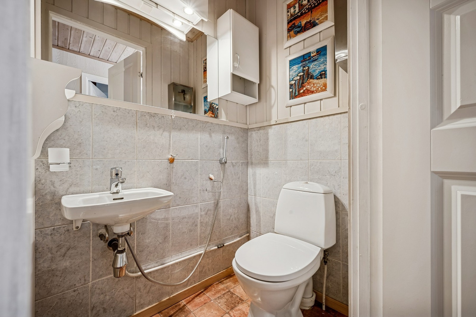 Separat toalettrom - praktisk når man er flere i husholdningen Galleribilde