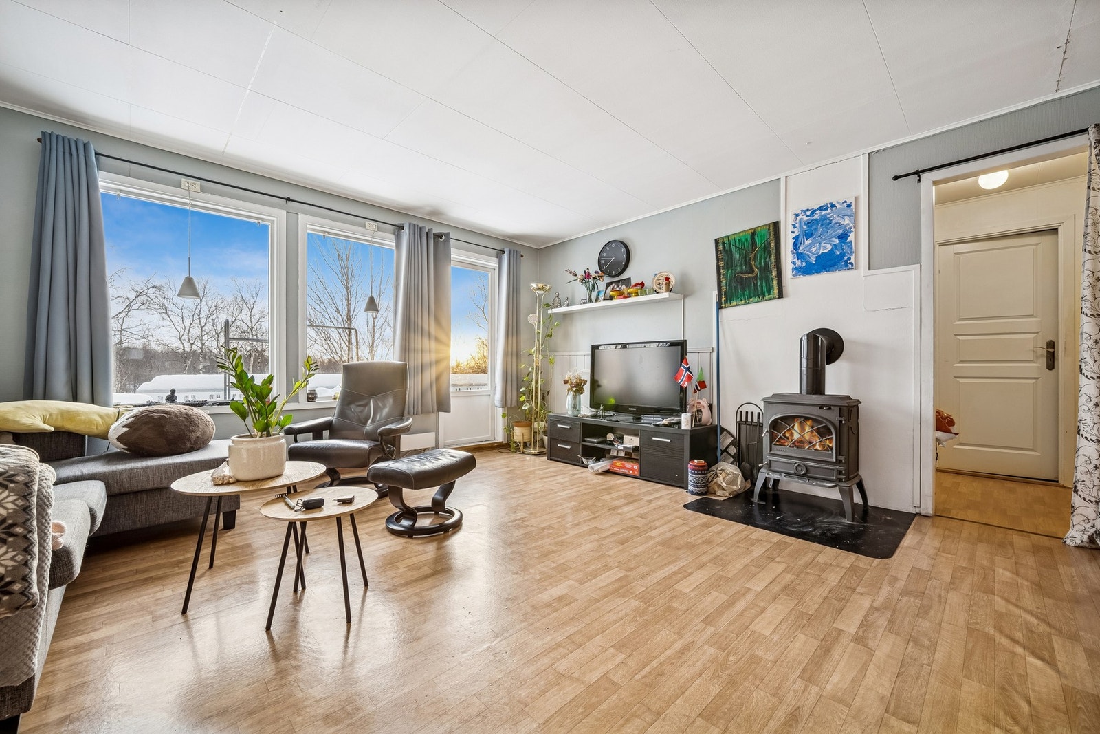 Hyggelig stue med vedovn som gir både ekstra varme og god atmosfære på kalde dager Galleribilde