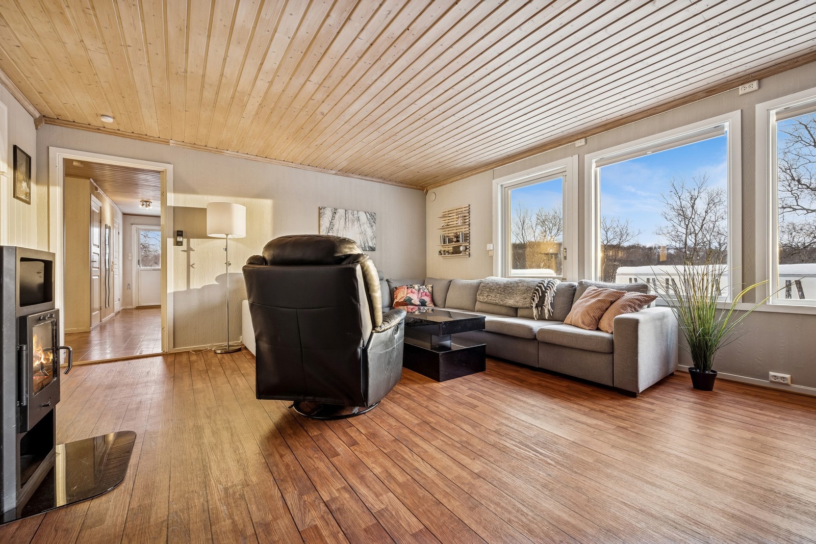 Stuen har store vindusflater og minimalt innsyn, samt god plass til romslig sofaløsning Galleribilde