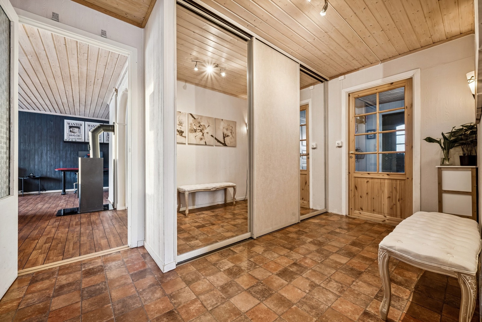 I hallen er det stor skyvedørsgarderobe og god plass til oppbevaring Galleribilde