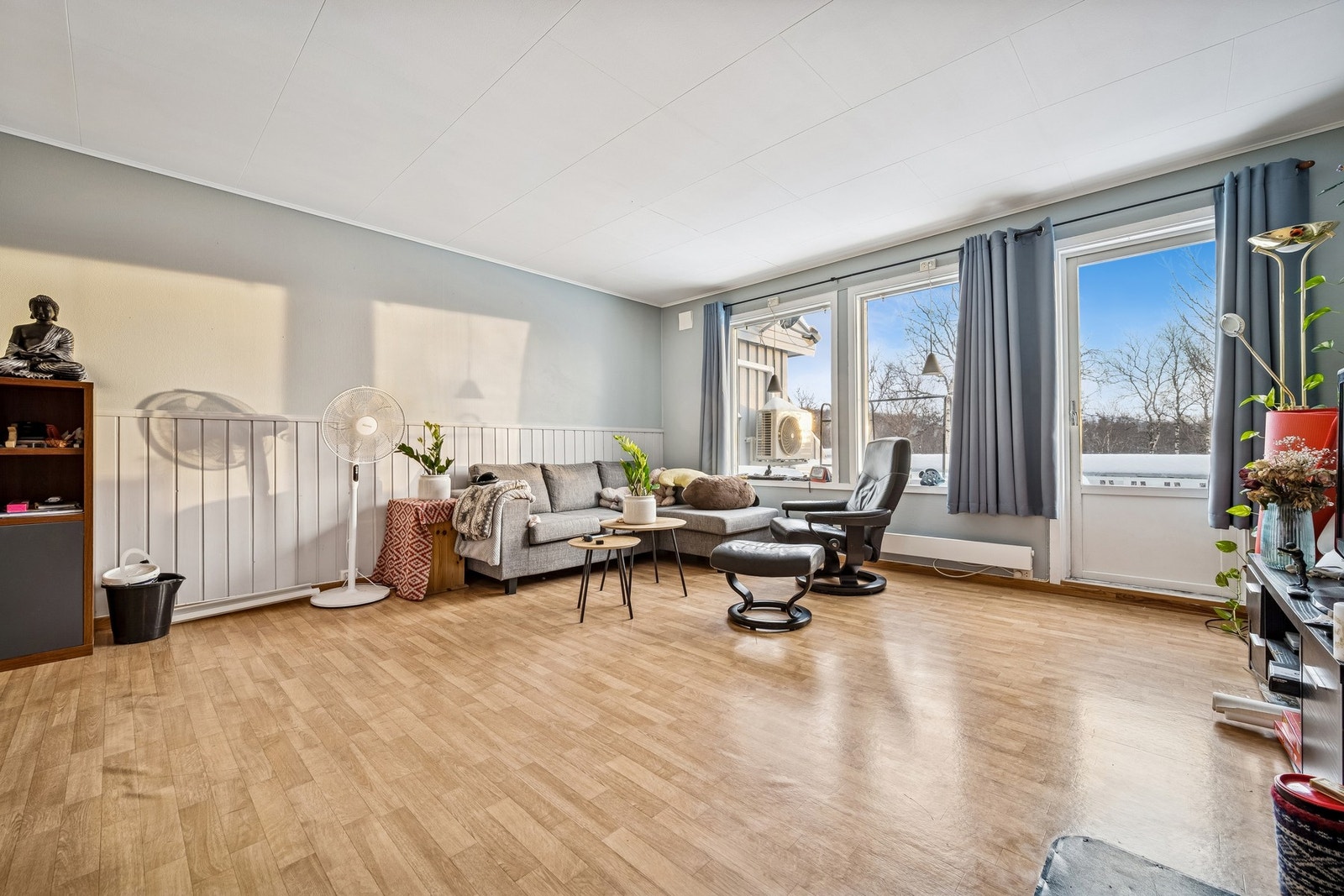 Romslig stue i utleiedelen, med god møbleringsplass og direkte utgang til terrasse Galleribilde