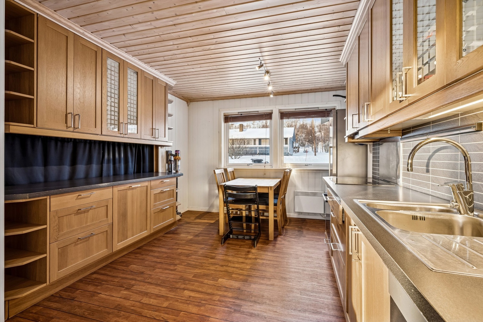 Romslig kjøkken med god plass til stort spisebord - perfekt for å samle hele familien rundt måltidene Galleribilde