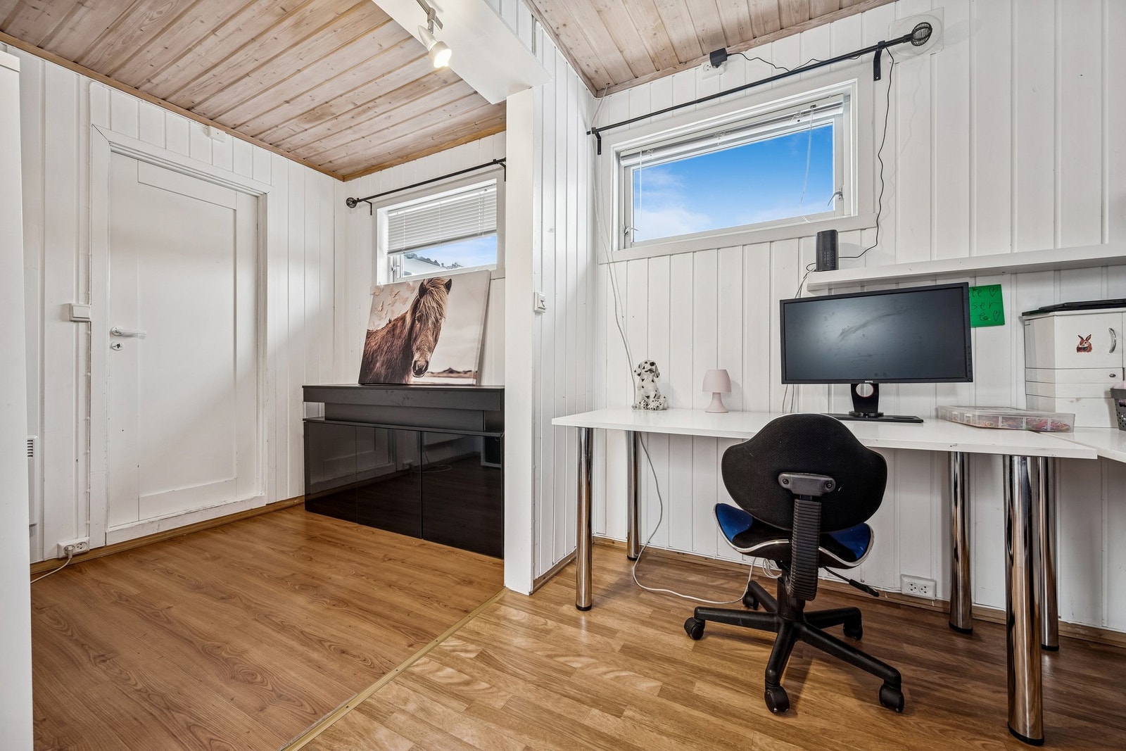 Romslig soverom med direkte adkomst til vaskerom. Her ligger alt til rette for å etablere et master bedroom med egen walk-in-løsning Galleribilde