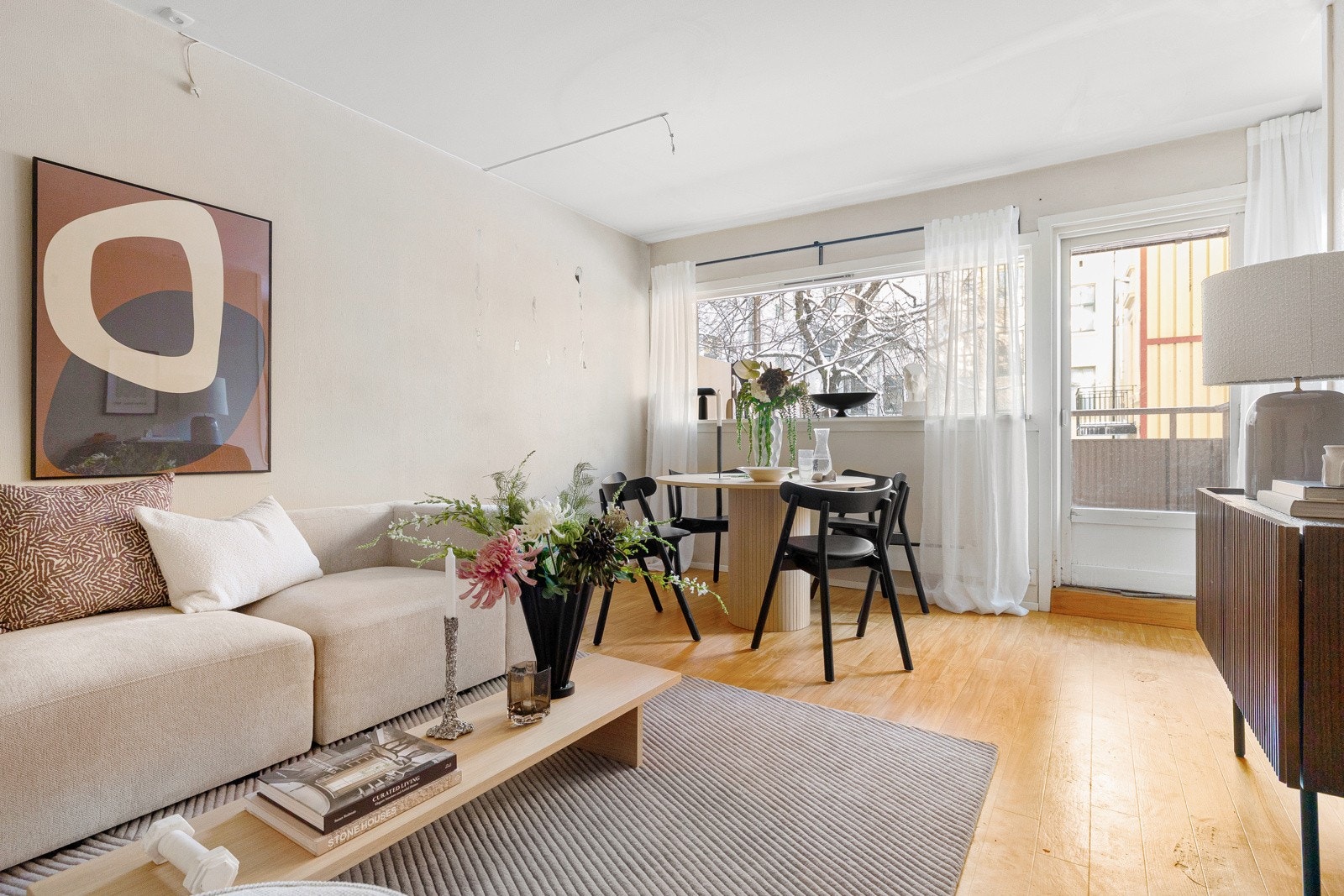 Stuen har god plass til sofagruppe med tilhørende møblement og spisebord. Galleribilde