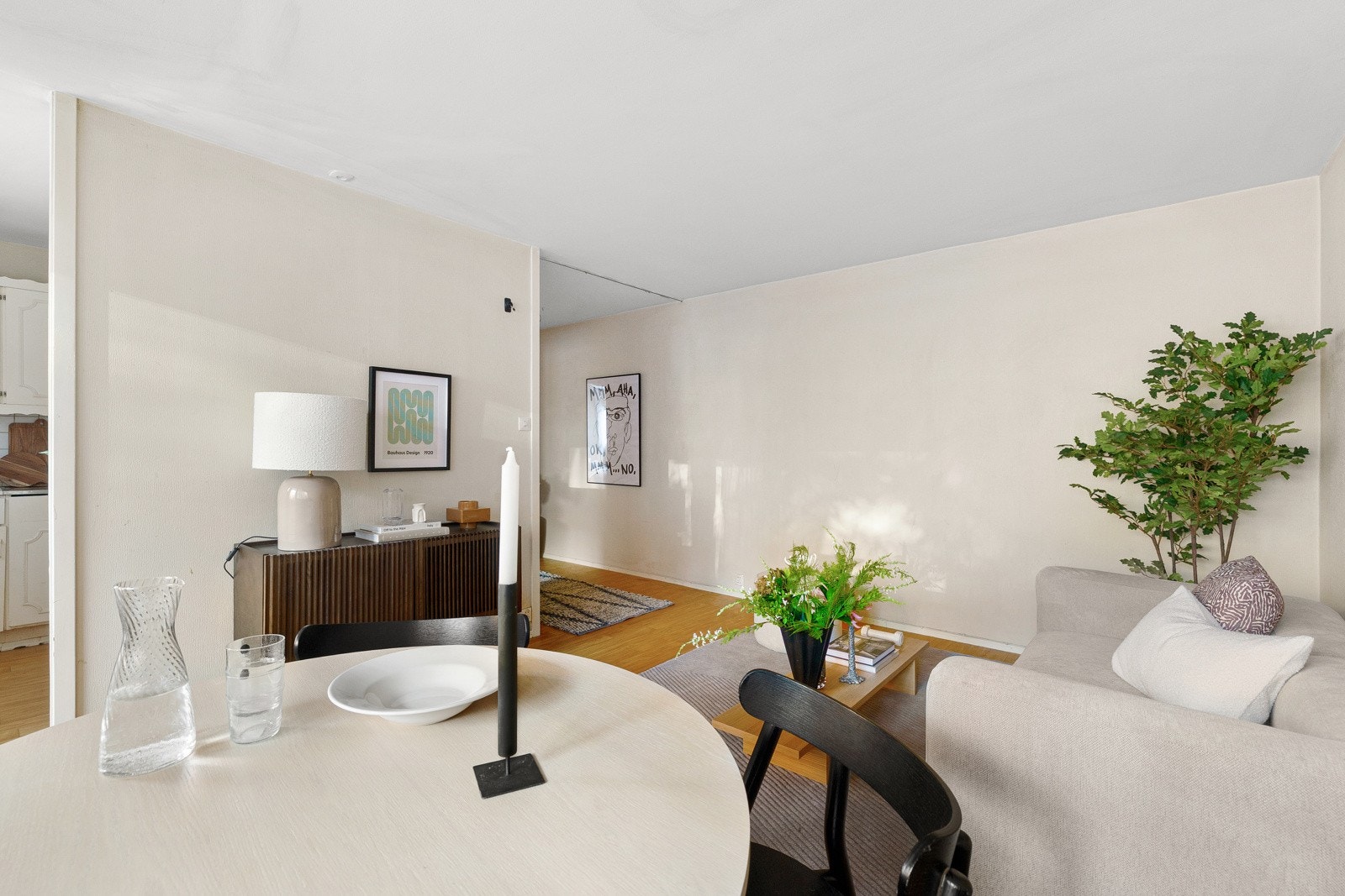 Stuen har delvis åpen stue kjøkken løsning som skaper et sosialt oppholdsrom. Galleribilde