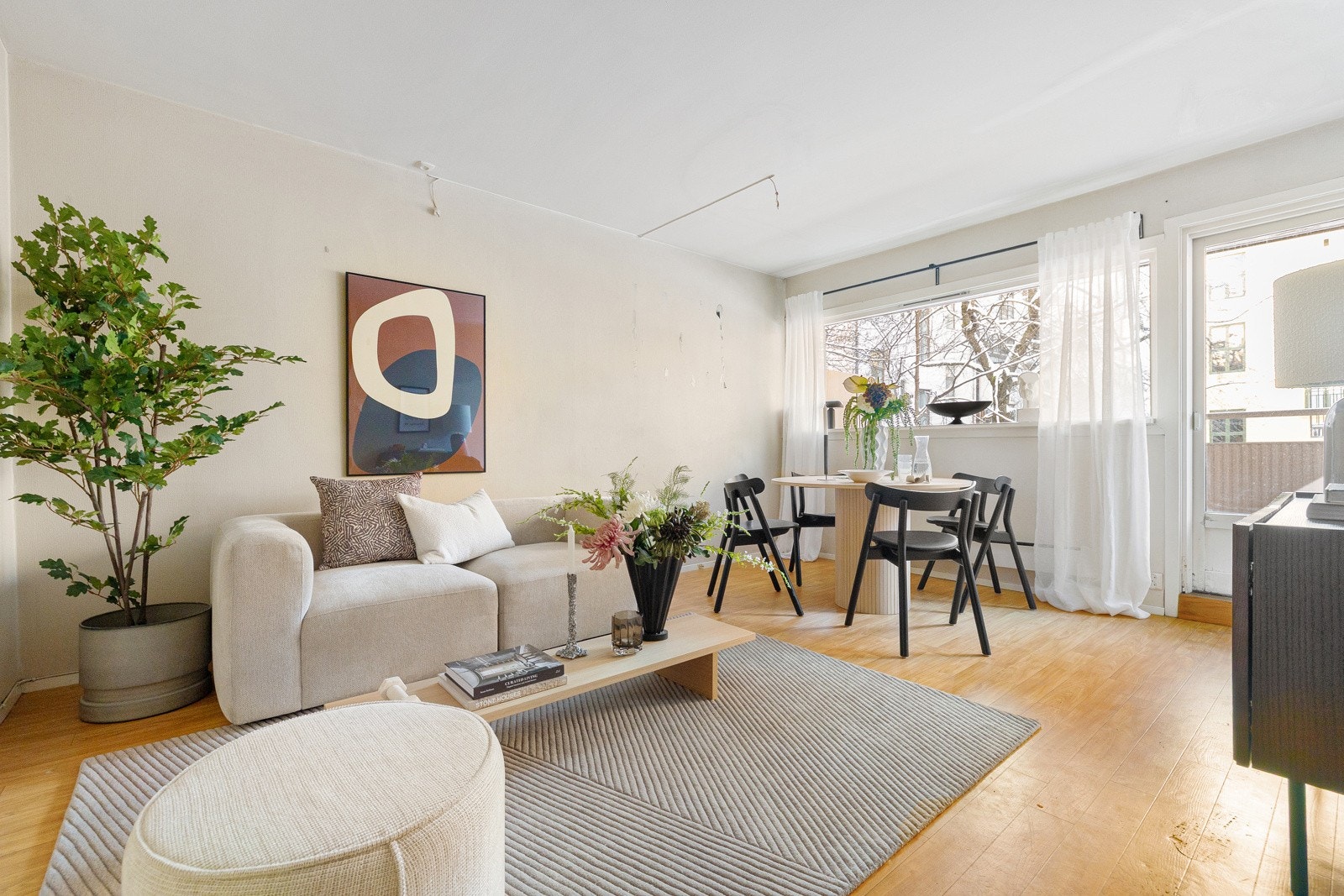 Velkommen til Kirkeveien 45 - Vi har gleden av å presentere en 2-roms leilighet vendt mot bakgård, beliggende i et urbant, populært og meget sentralt boligområde på Majorstuen. Galleribilde