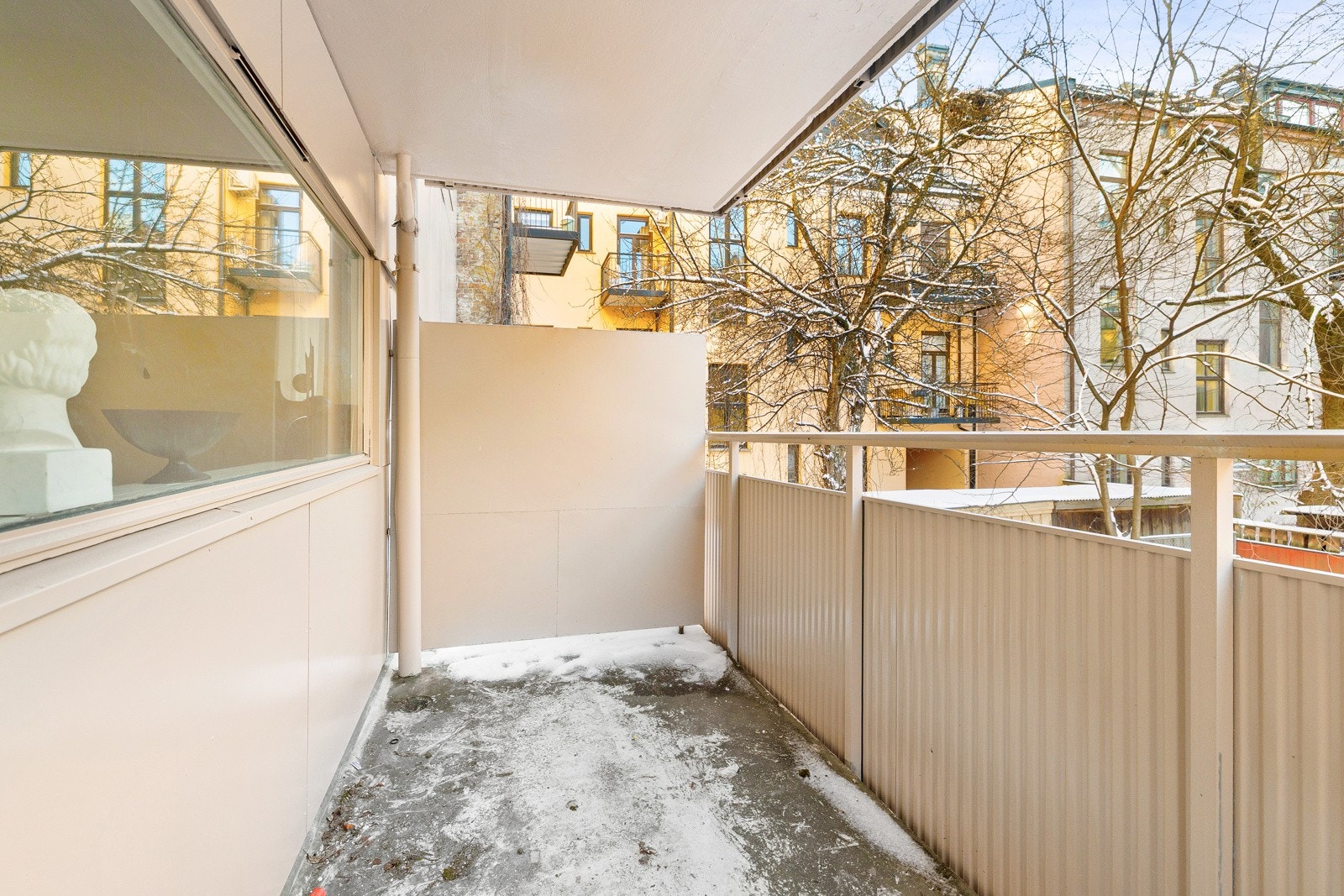 Balkongen har god plass til utemøblement og grill. Galleribilde