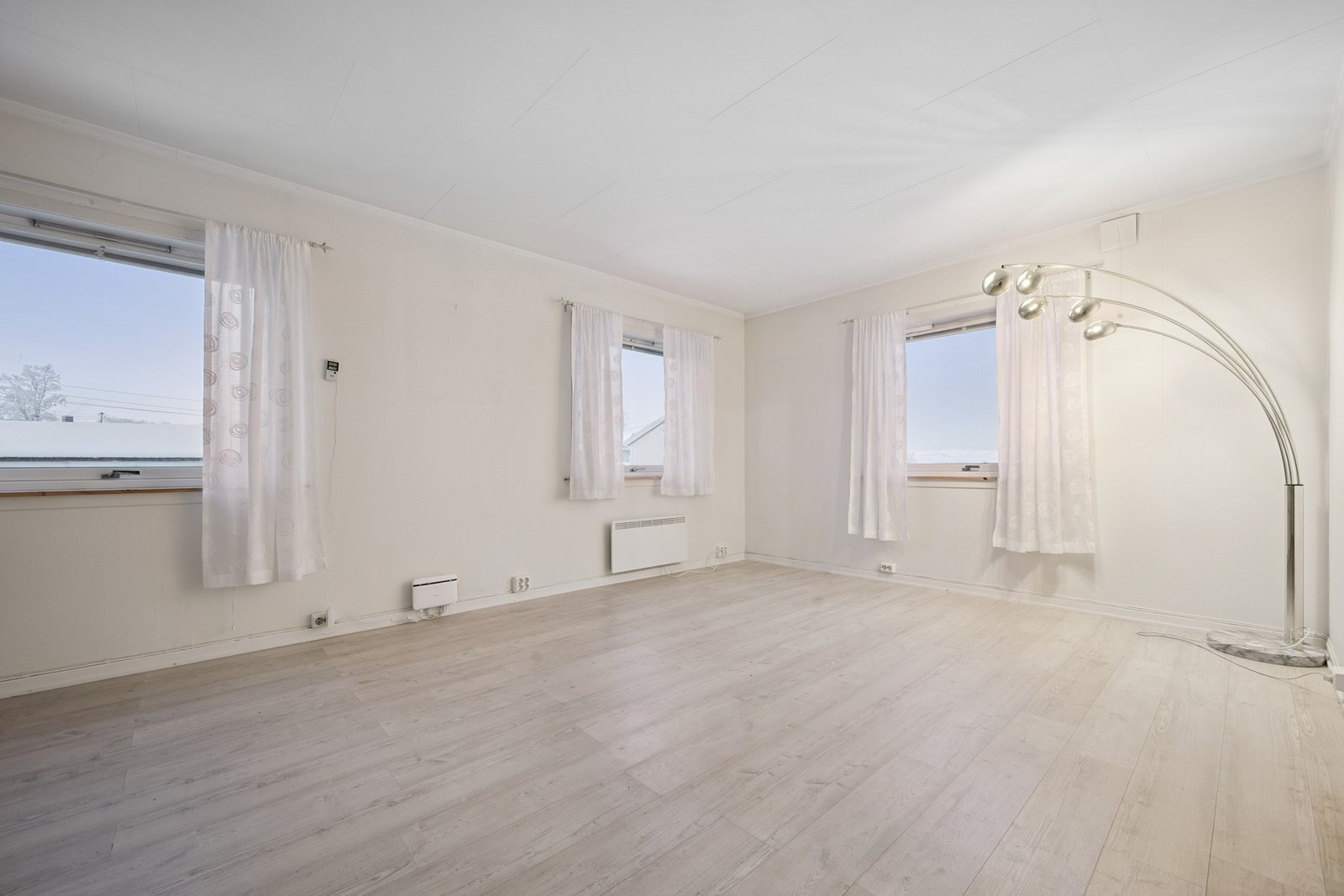 Stuen har vinduer i flere retninger, noe som gir godt dagslys og en trivelig romfølelse Galleribilde